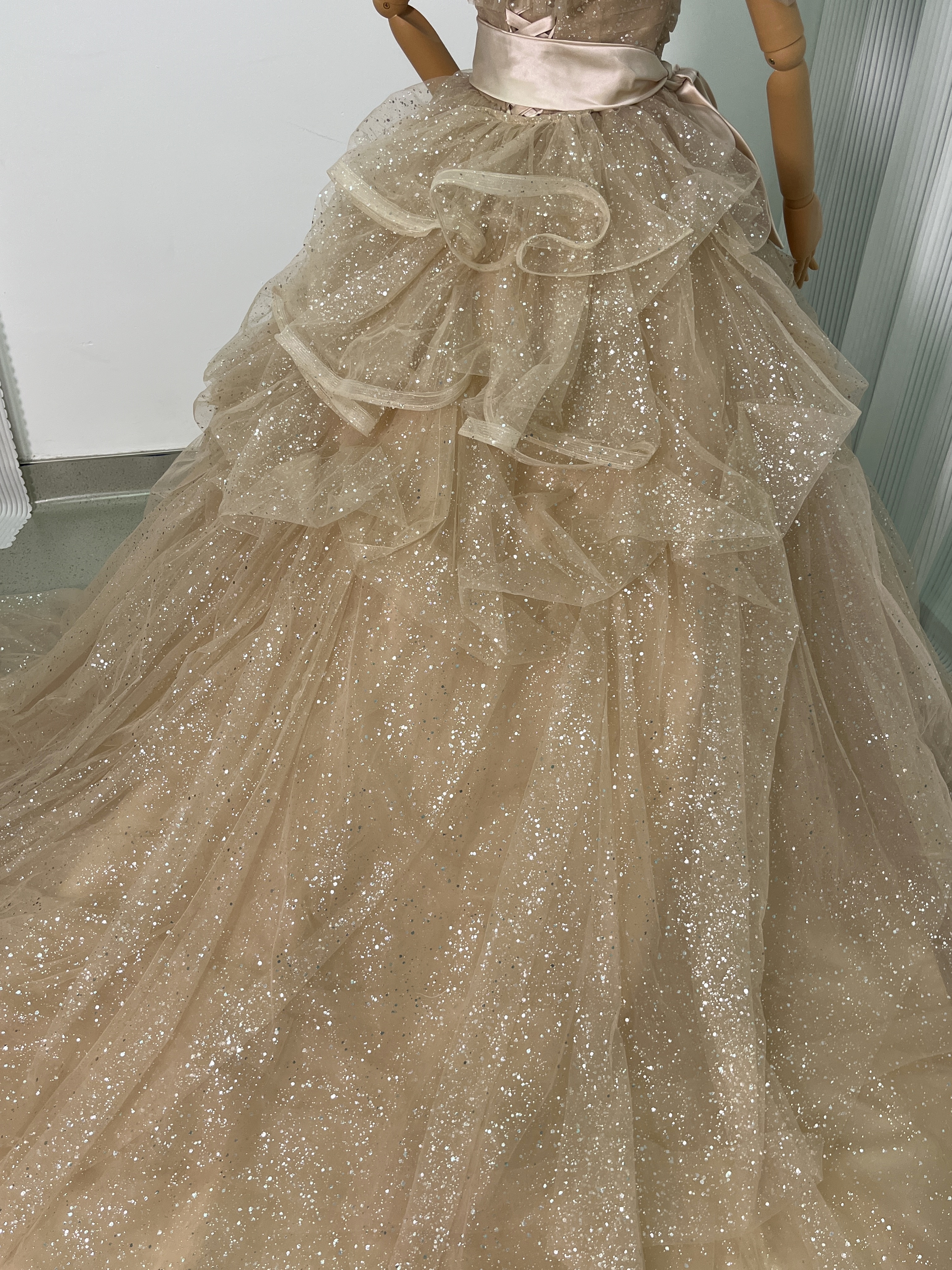 美品！シャンパン色 カラードレス キラキラチュール オフショルダー ラッフルフリル サッシュベルト 花嫁/前撮り