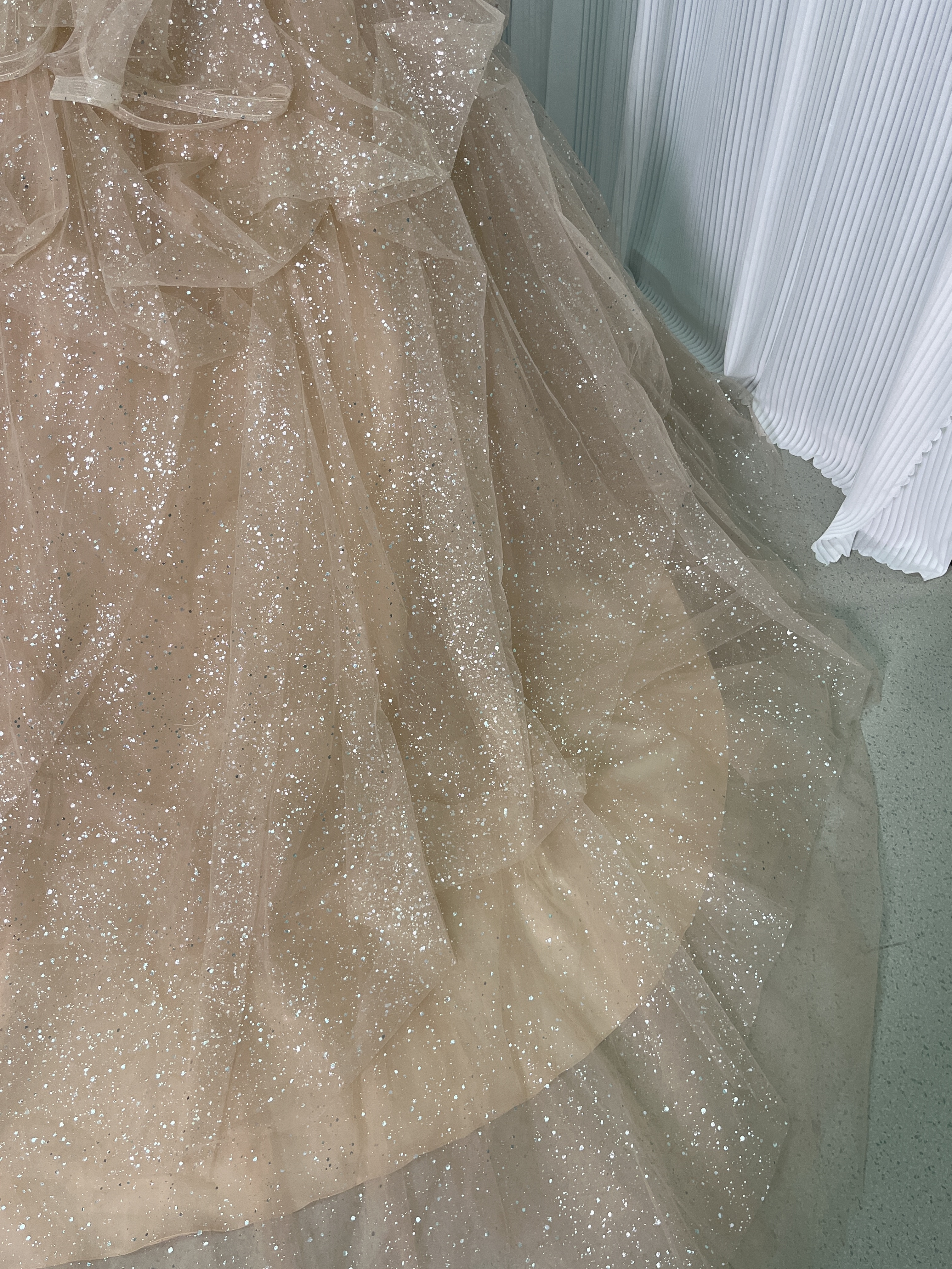 美品！シャンパン色 カラードレス キラキラチュール オフショルダー ラッフルフリル サッシュベルト 花嫁/前撮り