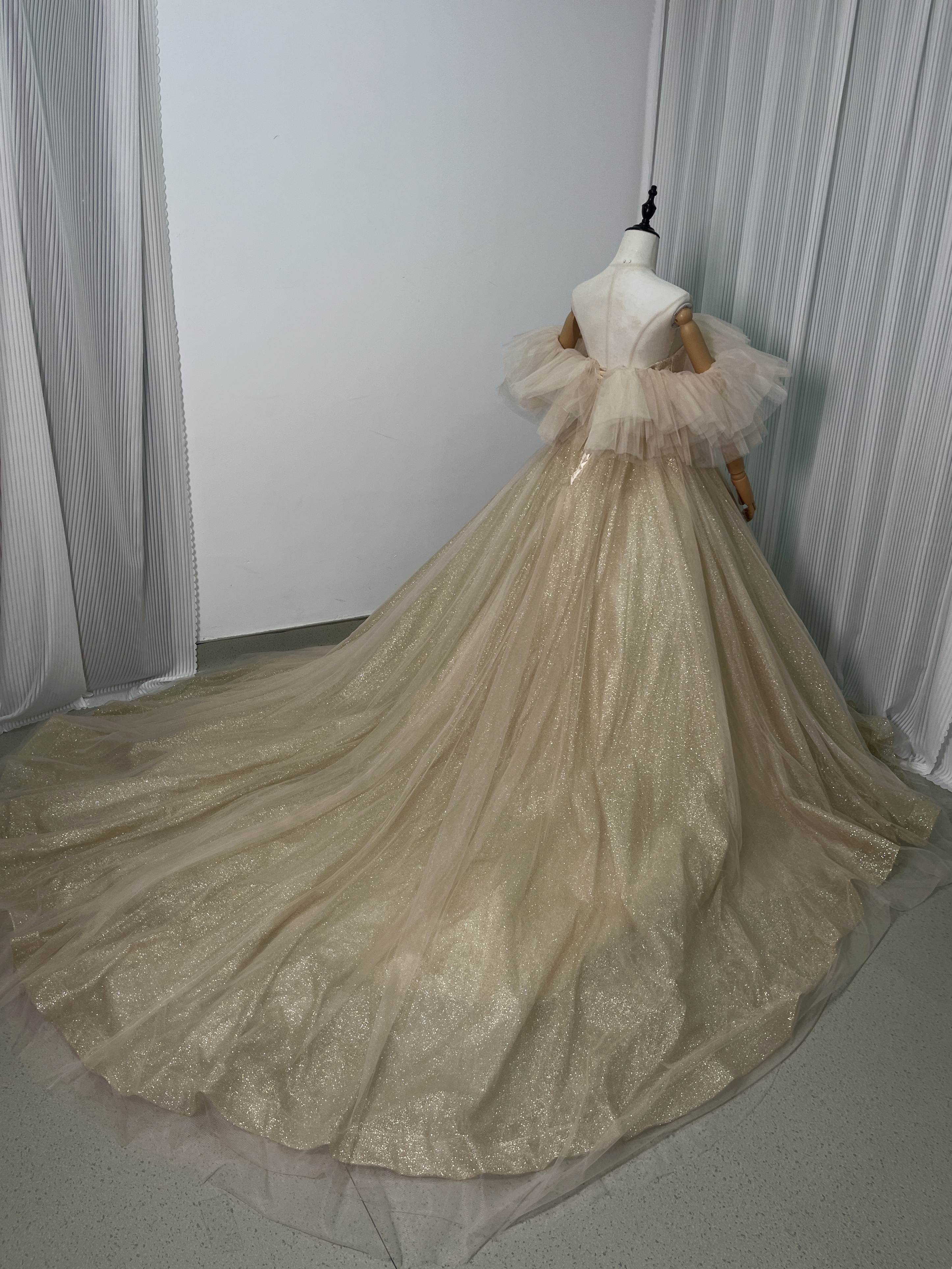 高品質！シャンパン色 カラードレス オフショルダー キラキラグリッターチュール 編み上げ 花嫁/披露宴