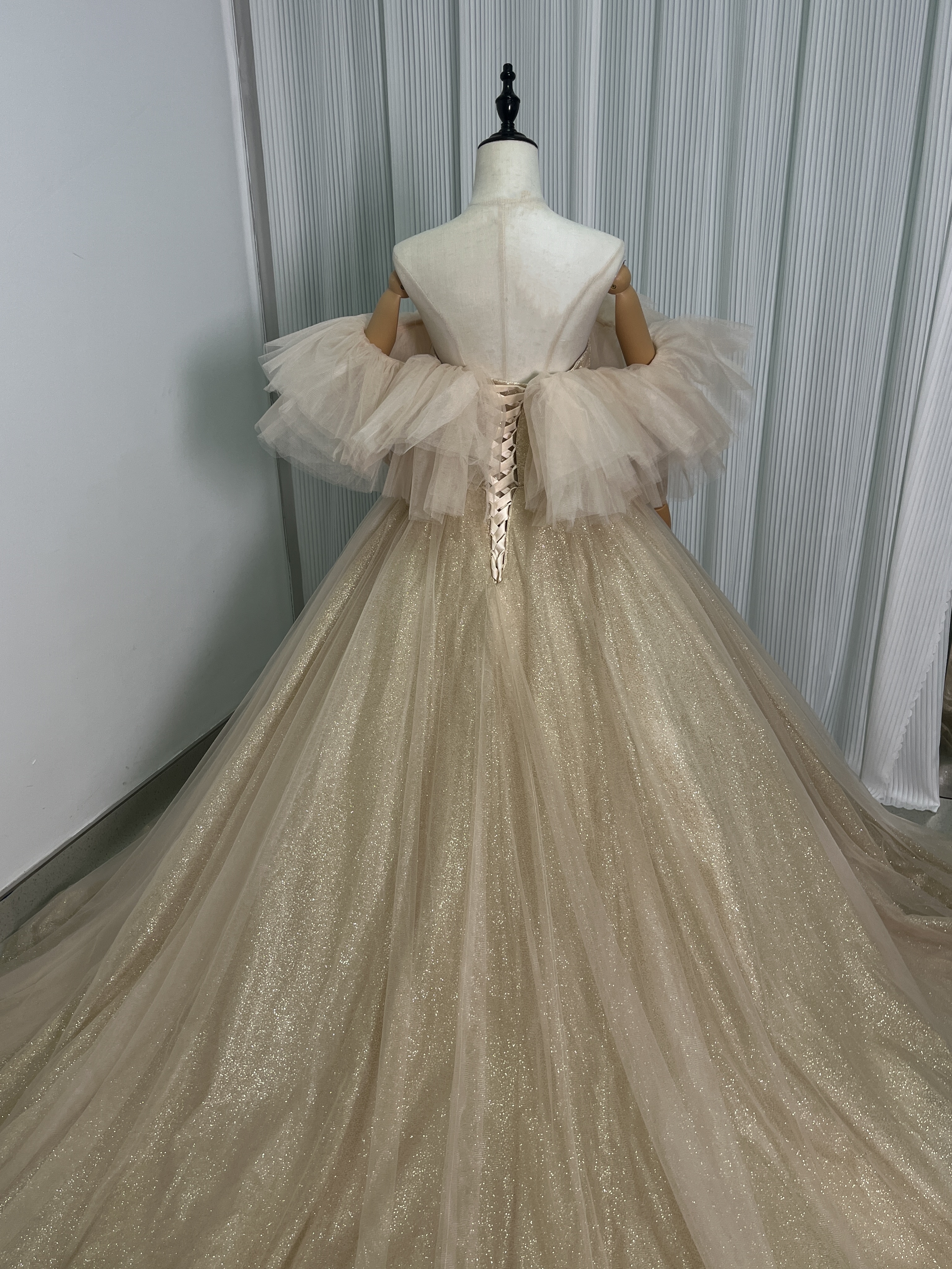 高品質！シャンパン色 カラードレス オフショルダー キラキラグリッターチュール 編み上げ 花嫁/披露宴
