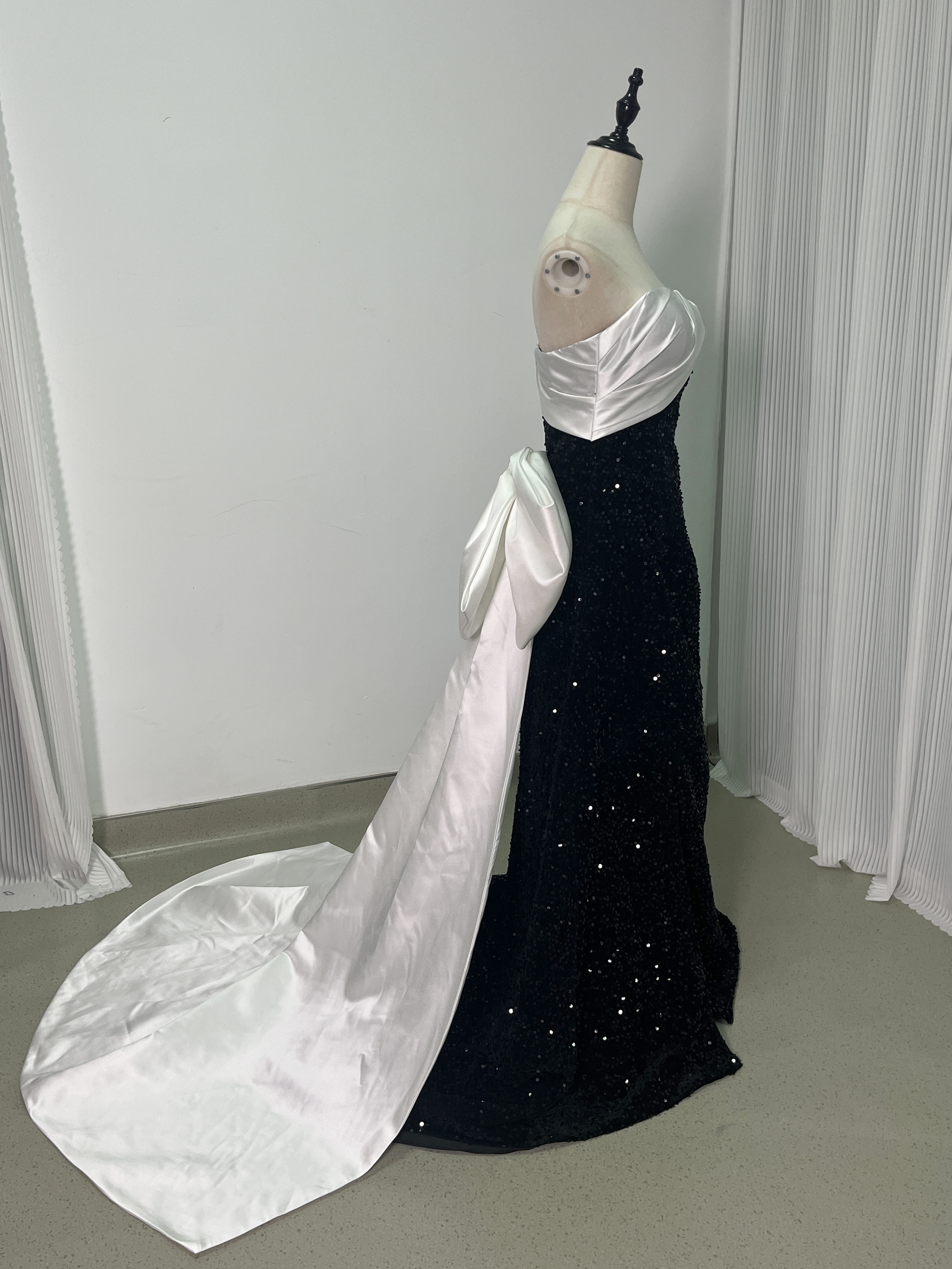 パーティードレス ベアトップ ブラック キラキラスパンコール ファスナー 豪華なバックリボン 2次会/合コン/デート