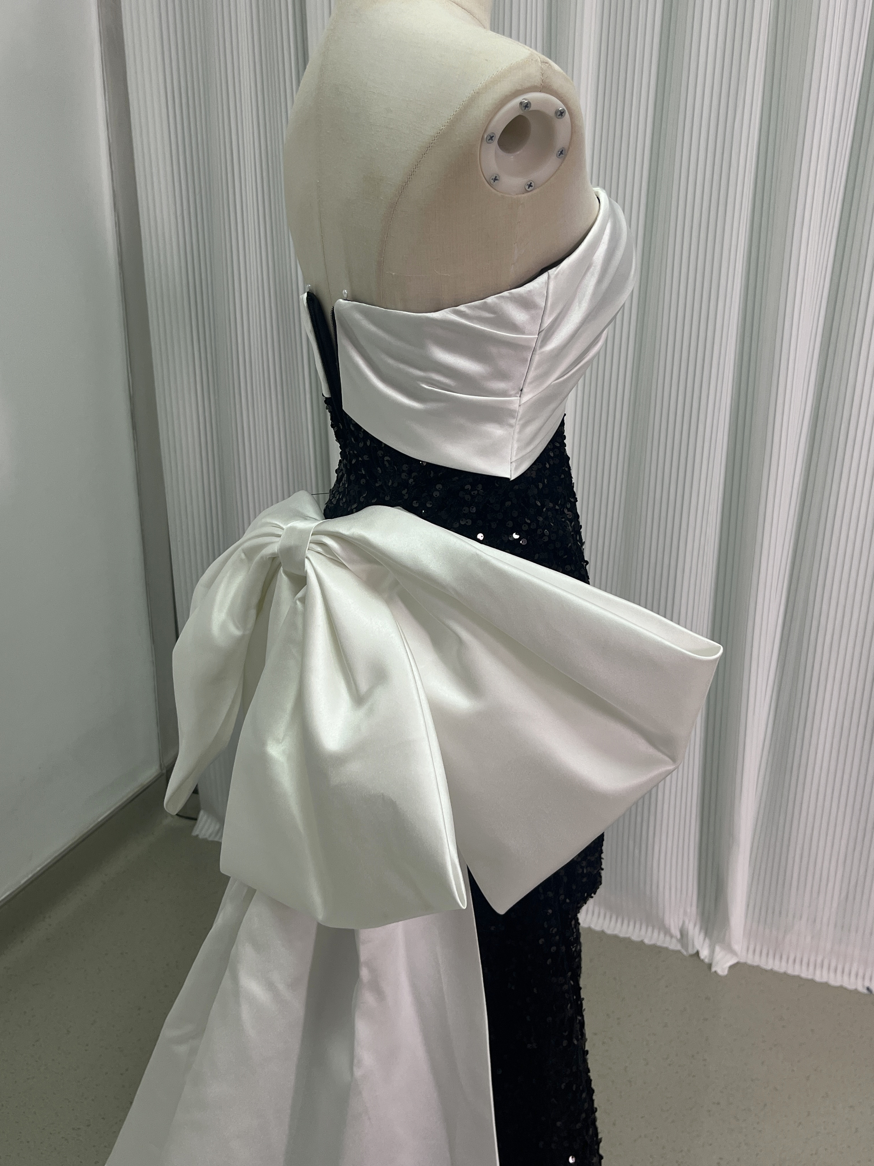 パーティードレス ベアトップ ブラック キラキラスパンコール ファスナー 豪華なバックリボン 2次会/合コン/デート