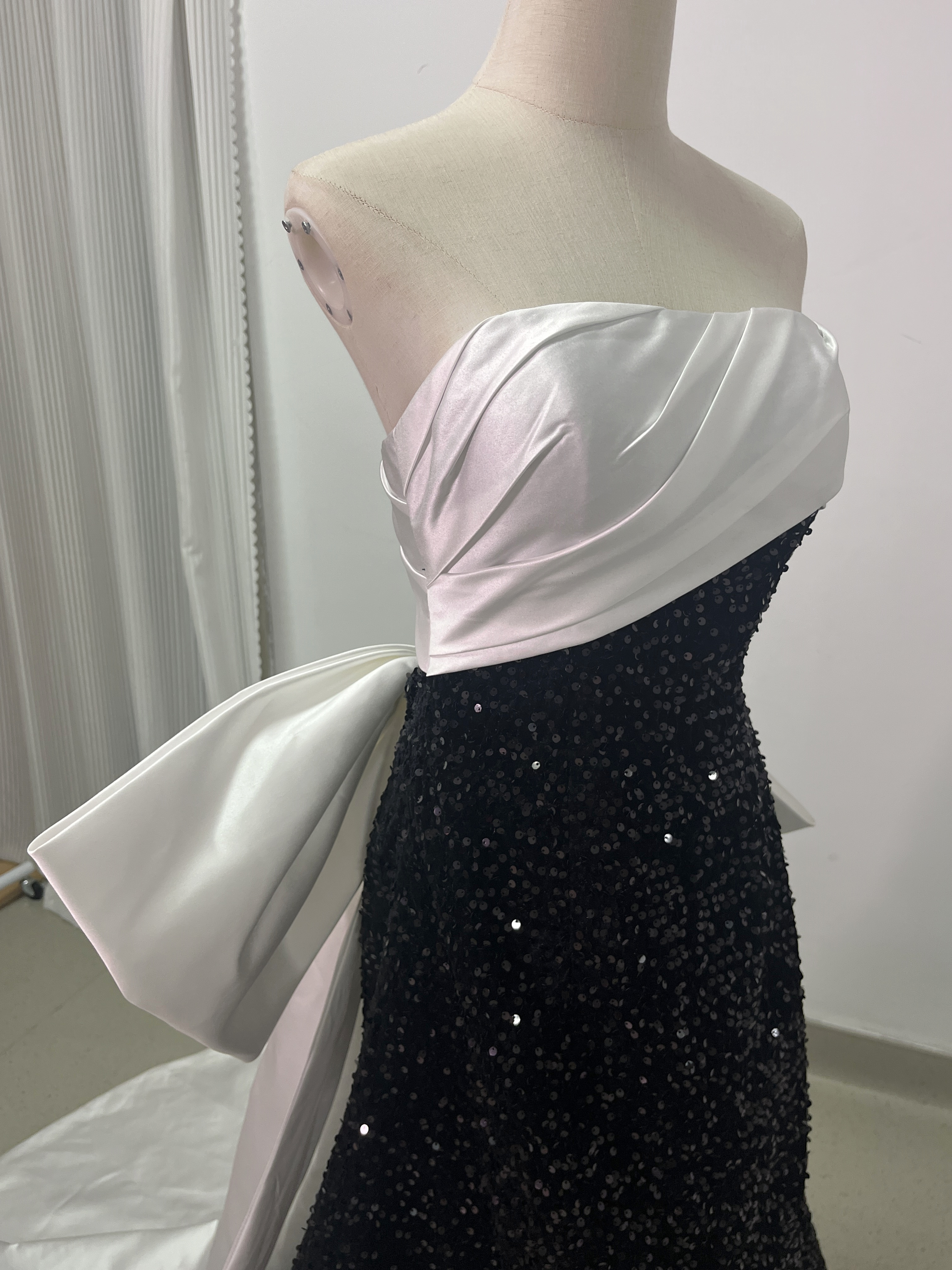 パーティードレス ベアトップ ブラック キラキラスパンコール ファスナー 豪華なバックリボン 2次会/合コン/デート