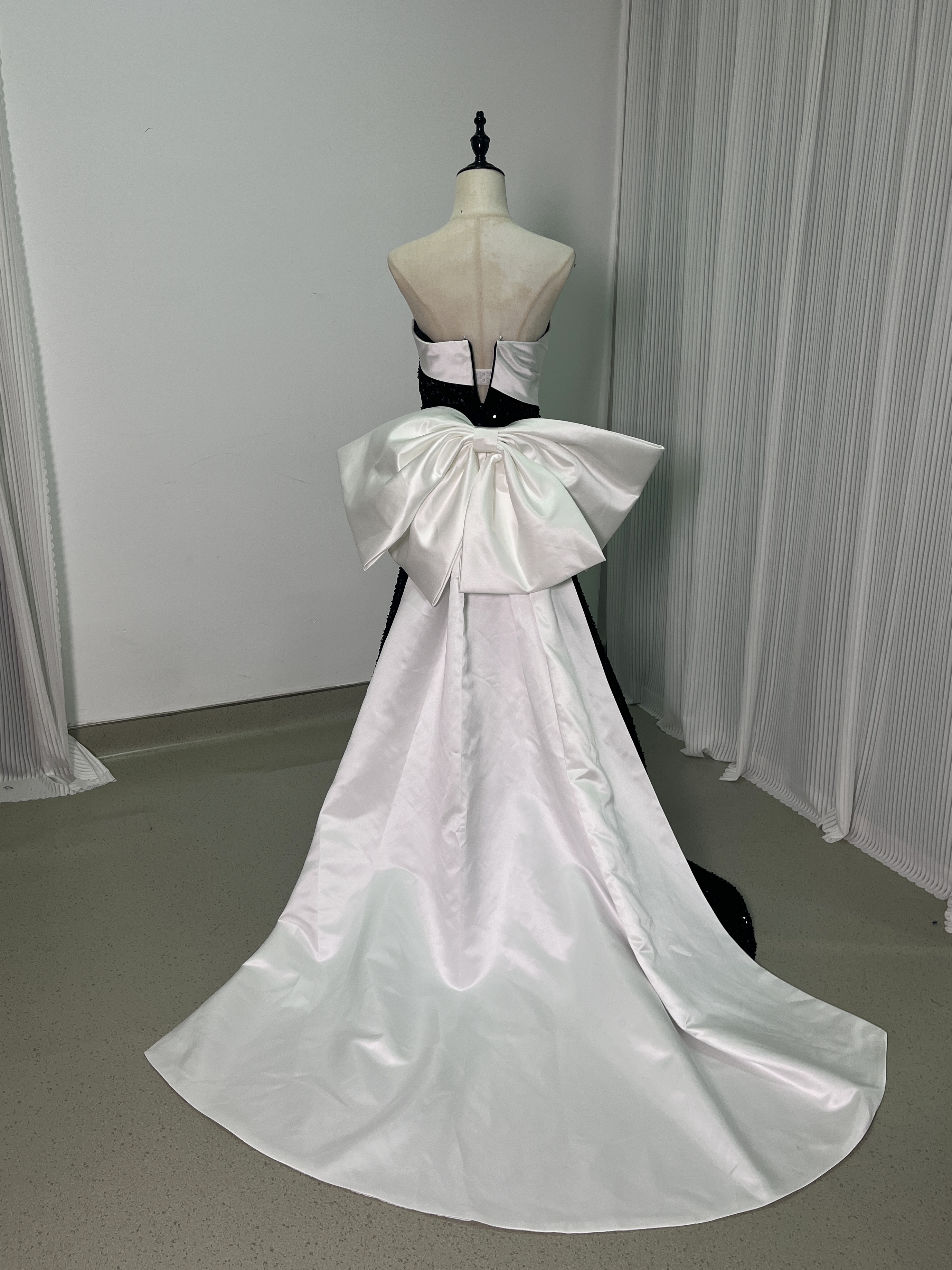 パーティードレス ベアトップ ブラック キラキラスパンコール ファスナー 豪華なバックリボン 2次会/合コン/デート