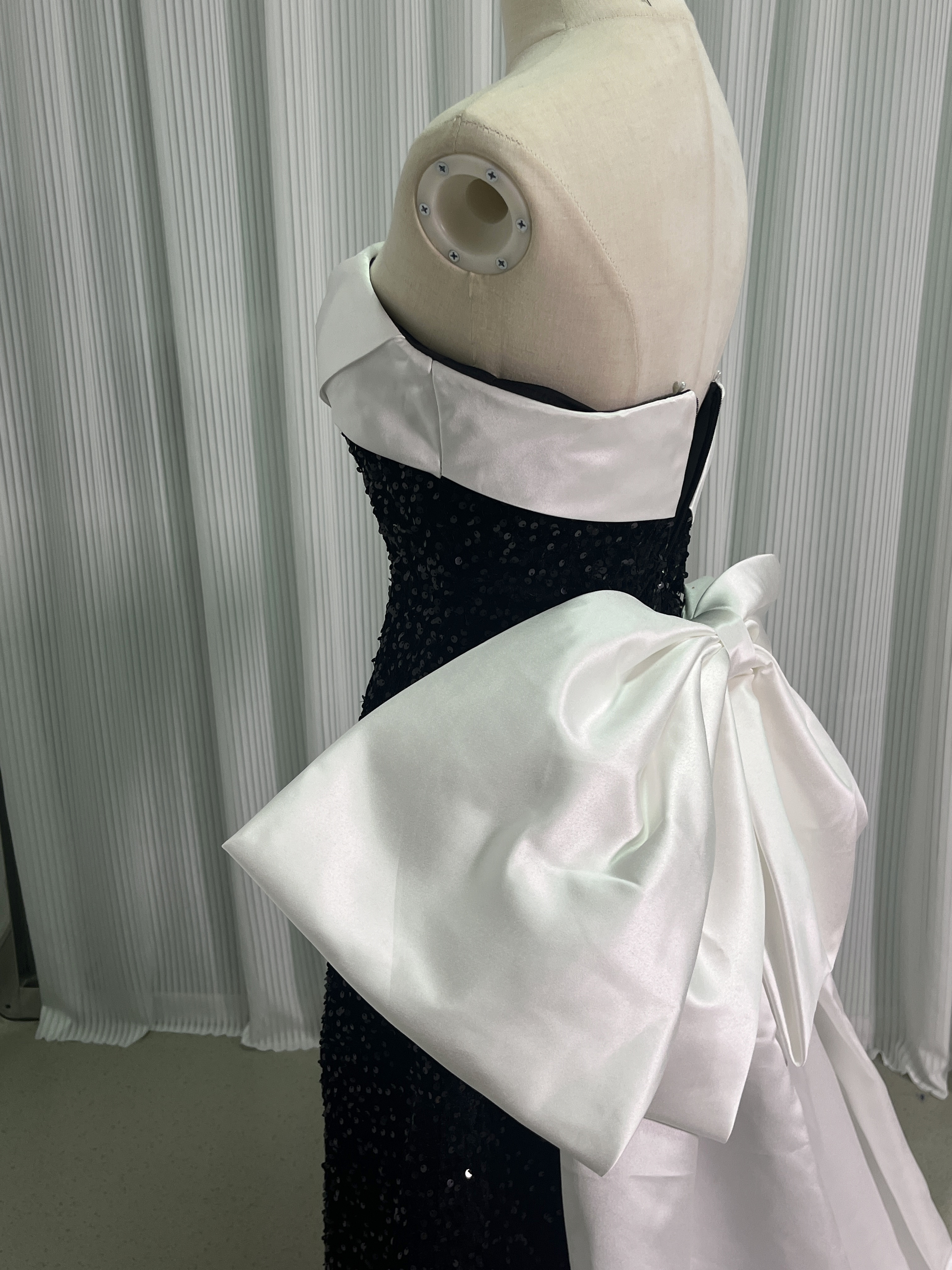 パーティードレス ベアトップ ブラック キラキラスパンコール ファスナー 豪華なバックリボン 2次会/合コン/デート