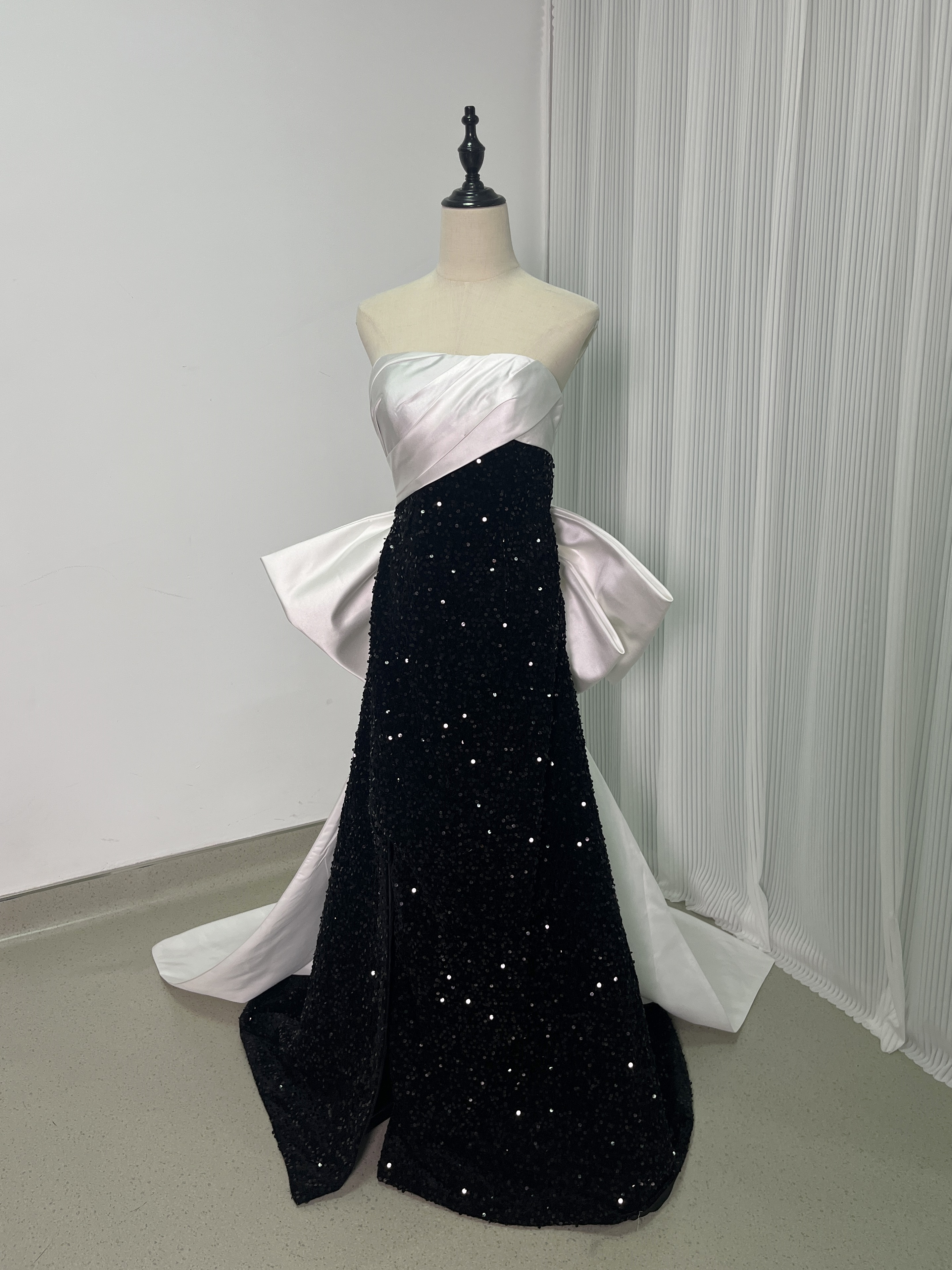 パーティードレス ベアトップ ブラック キラキラスパンコール ファスナー 豪華なバックリボン 2次会/合コン/デート