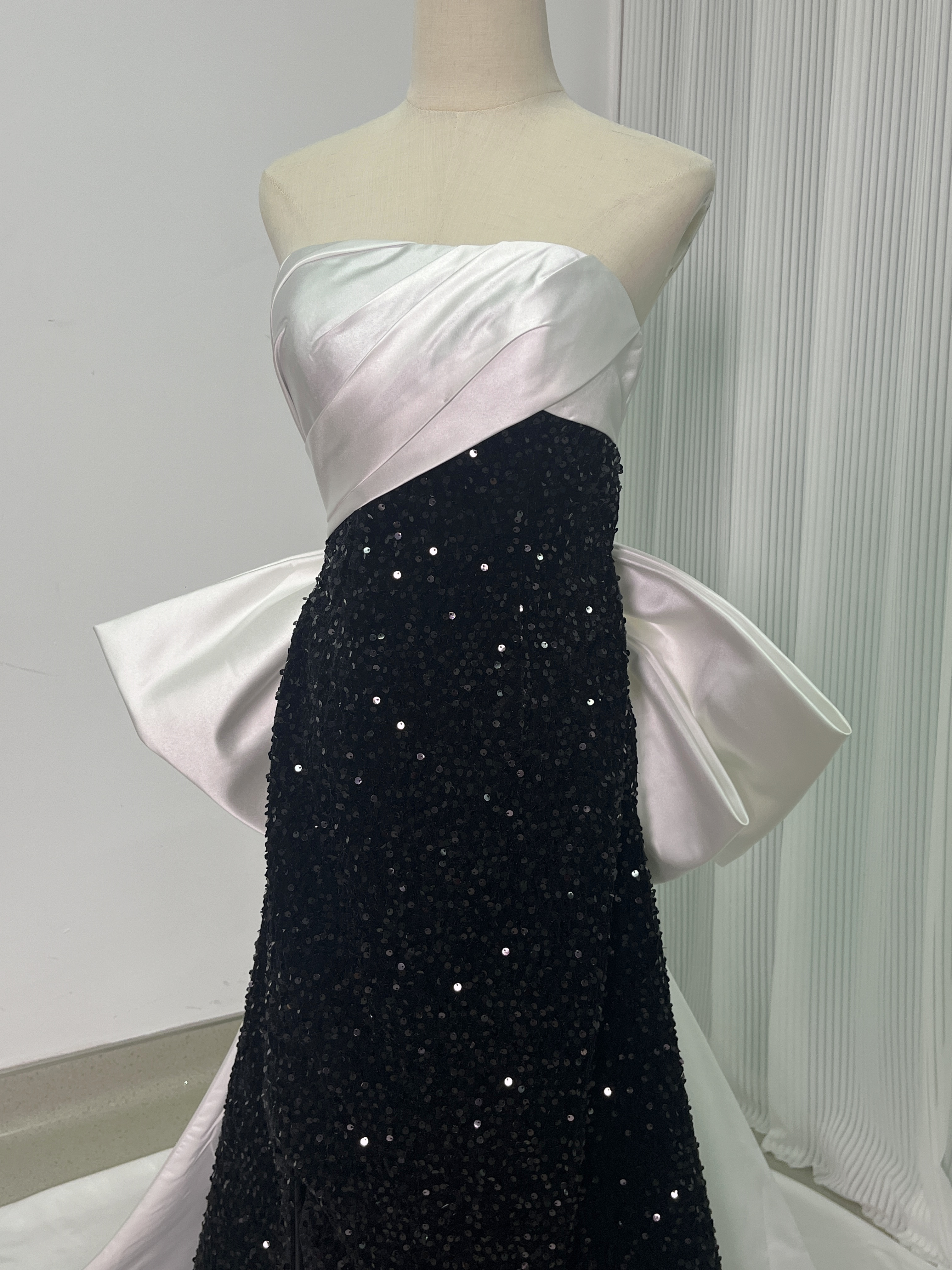 パーティードレス ベアトップ ブラック キラキラスパンコール ファスナー 豪華なバックリボン 2次会/合コン/デート