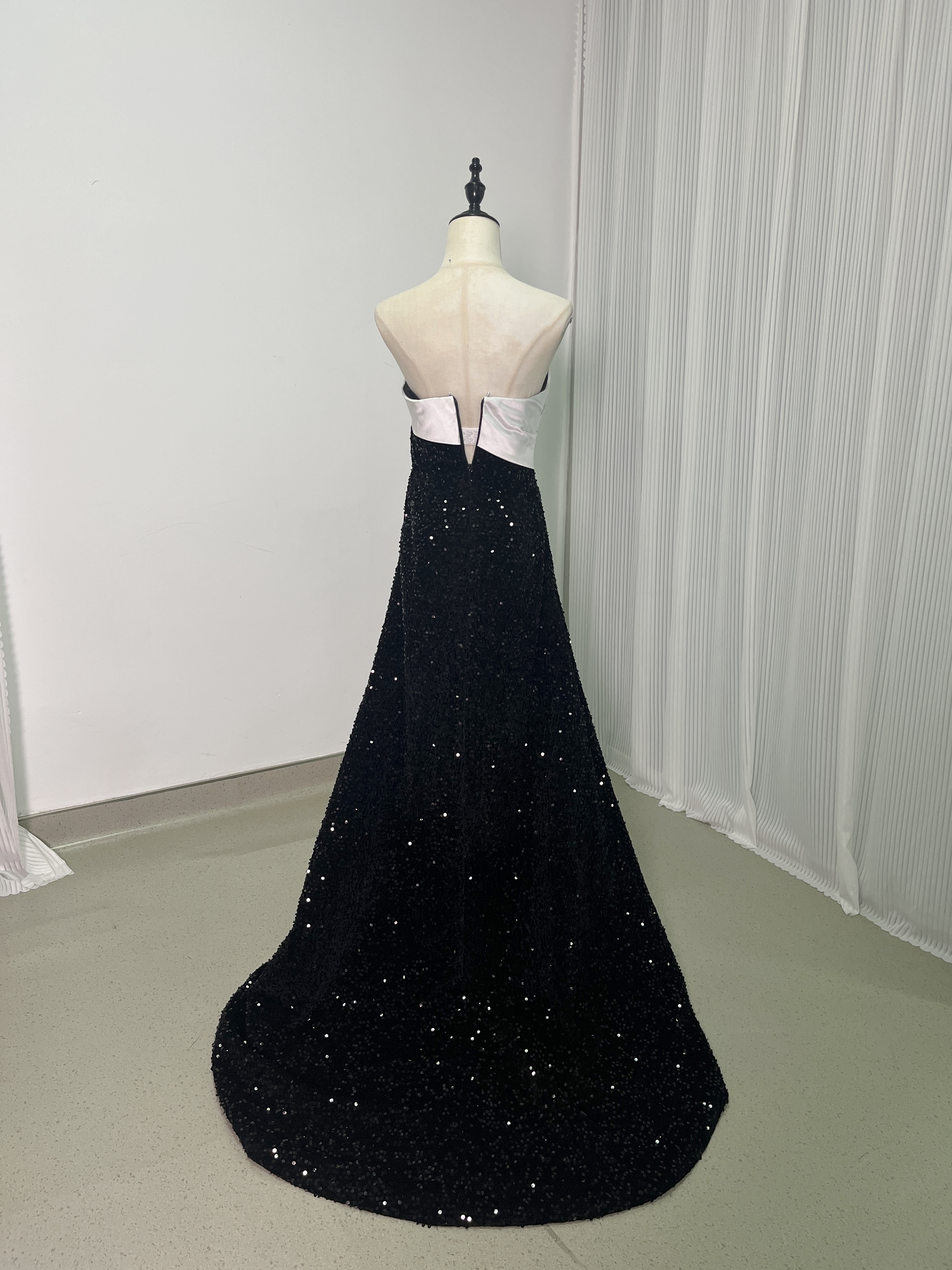 パーティードレス ベアトップ ブラック キラキラスパンコール ファスナー 豪華なバックリボン 2次会/合コン/デート