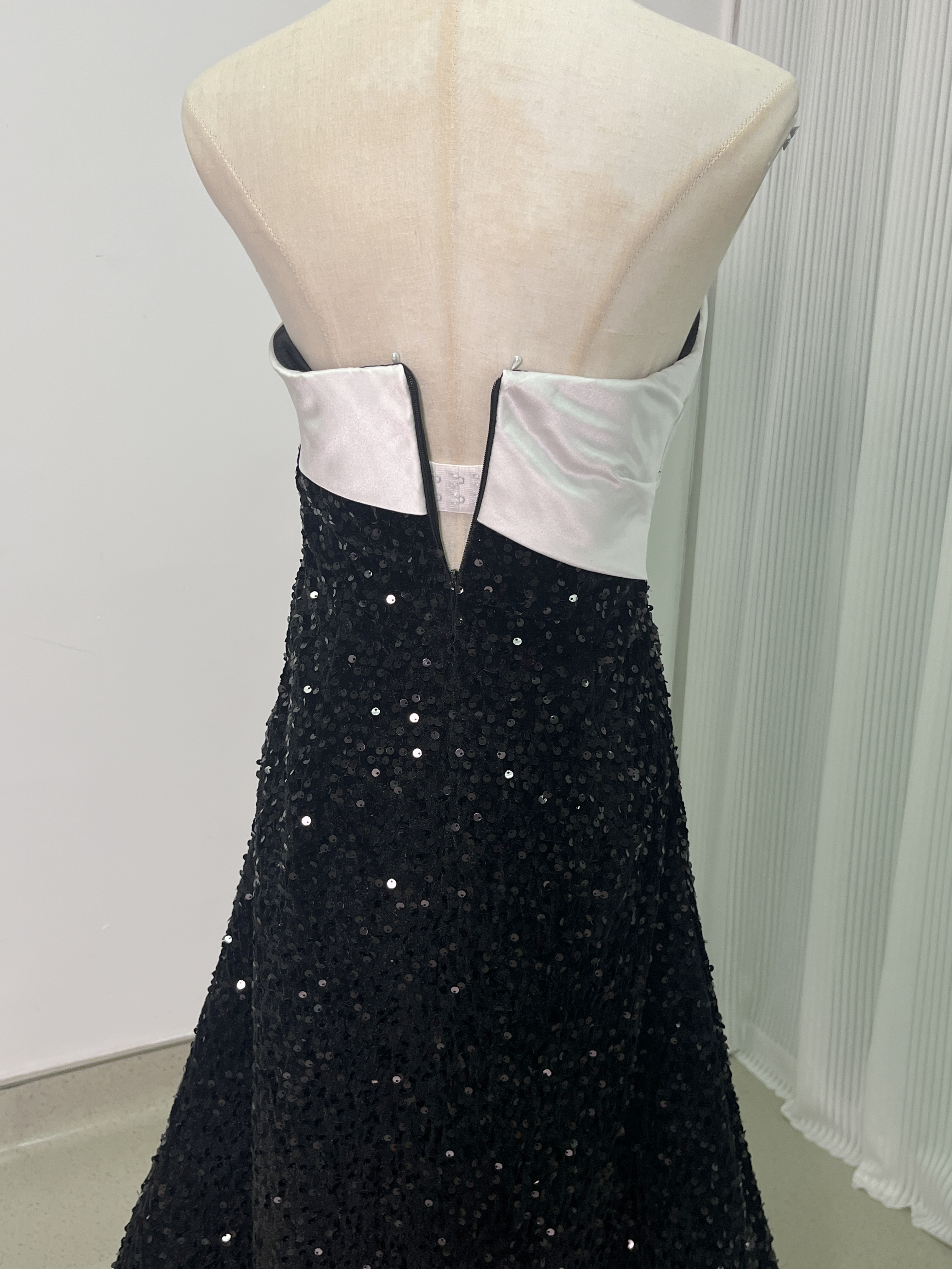 パーティードレス ベアトップ ブラック キラキラスパンコール ファスナー 豪華なバックリボン 2次会/合コン/デート