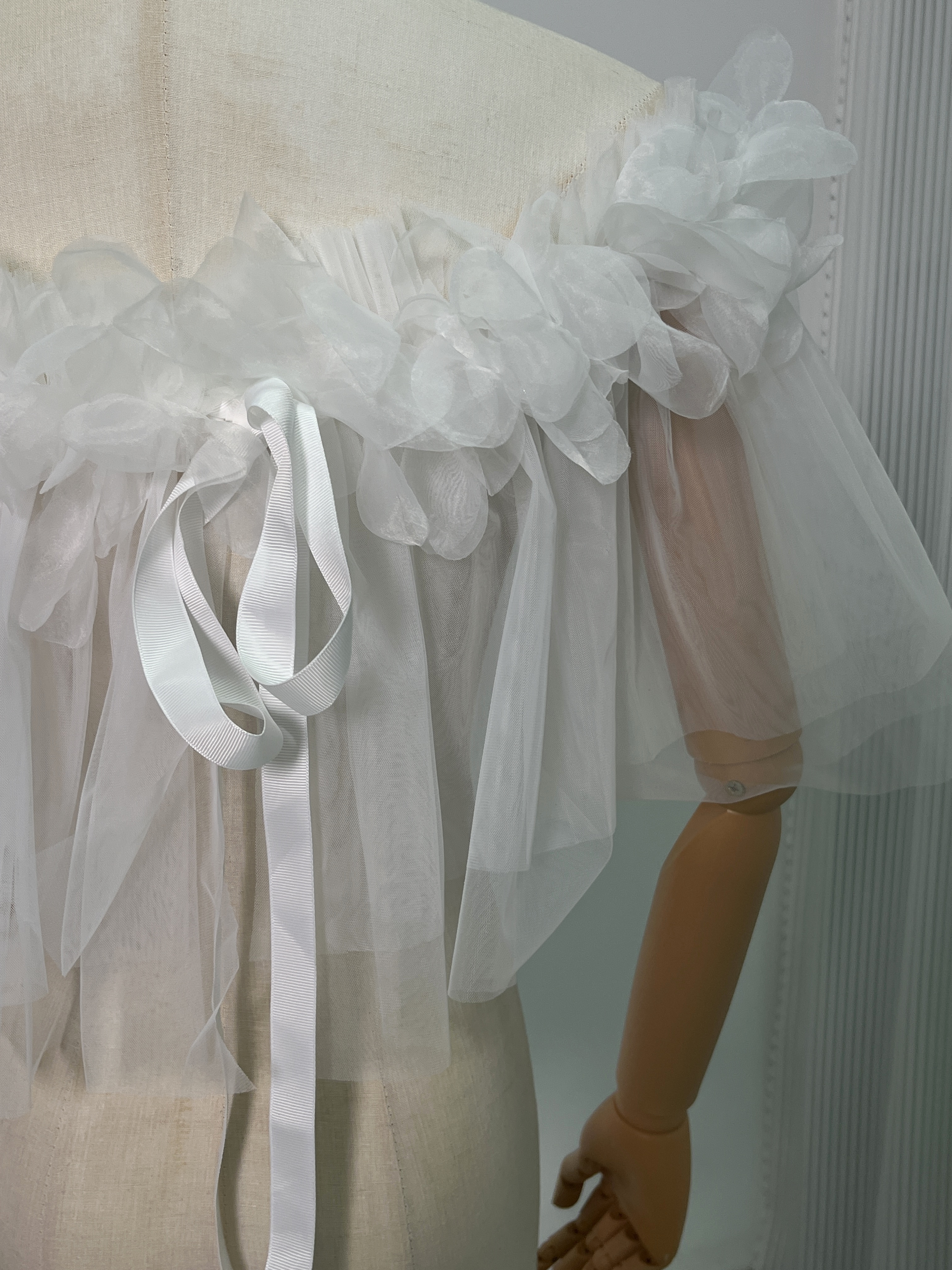 美品！オフホワイト 取り外しオフショルダー ソフトチュール 花モチーフ 色変更可能 可愛い