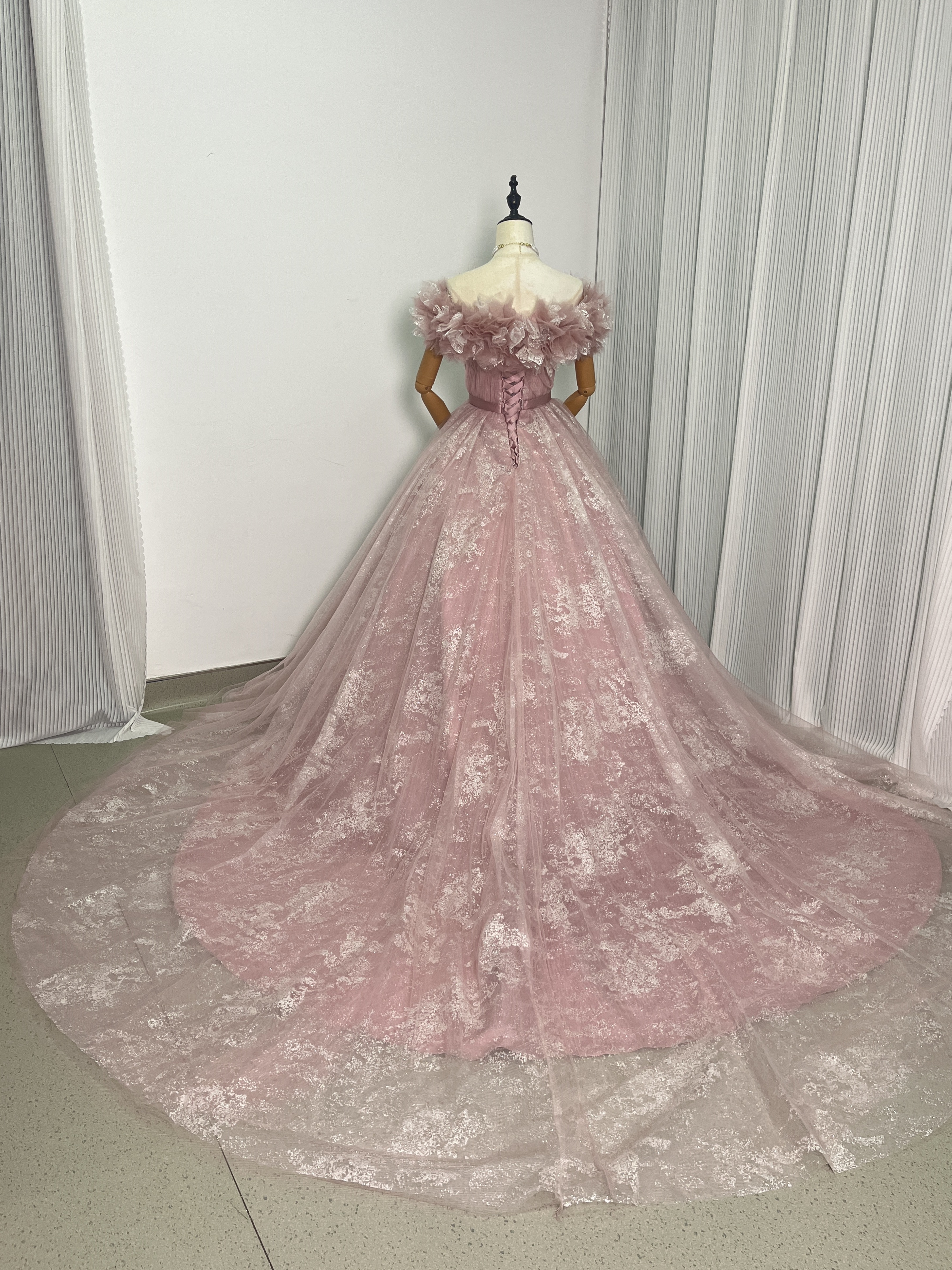 美品！ピンク カラードレス オフショルダー キラキラグリッターチュール 編み上げ 花嫁/前撮り