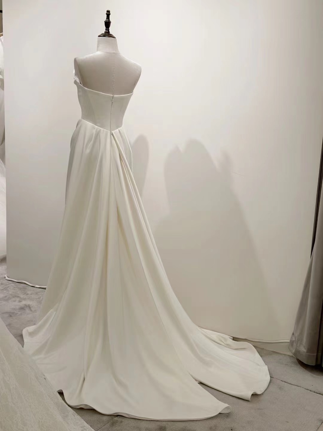 上品！ウェディングドレス 取り外しオフショルダー 細見えシルエット スリット 披露宴