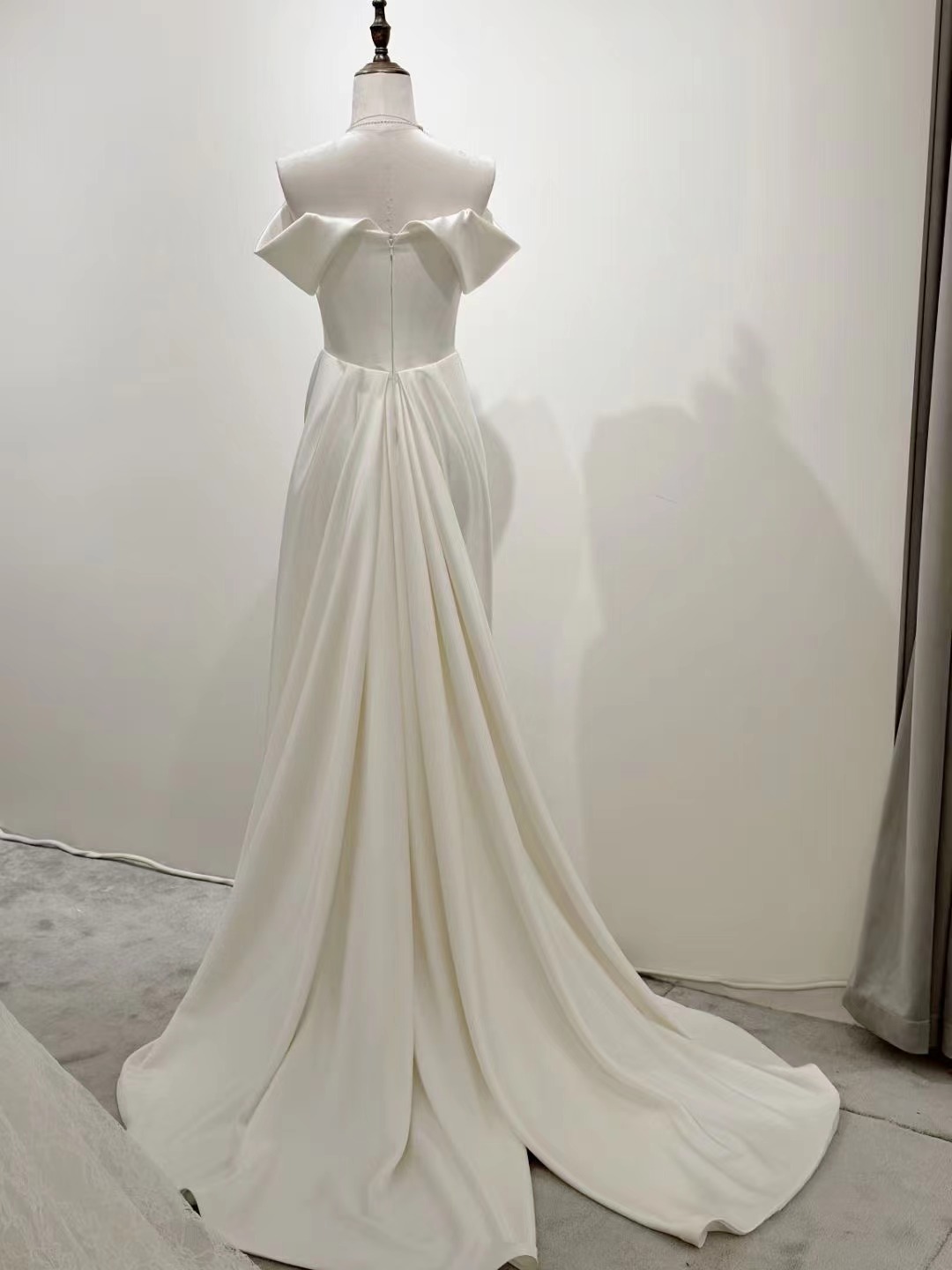 上品！ウェディングドレス 取り外しオフショルダー 細見えシルエット スリット 披露宴