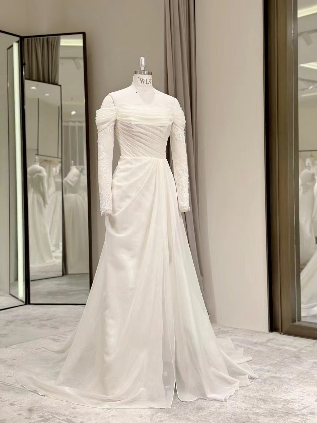 ウェディングドレス 長袖 オフショルダー 美しい花レース 編み上げ 二次会