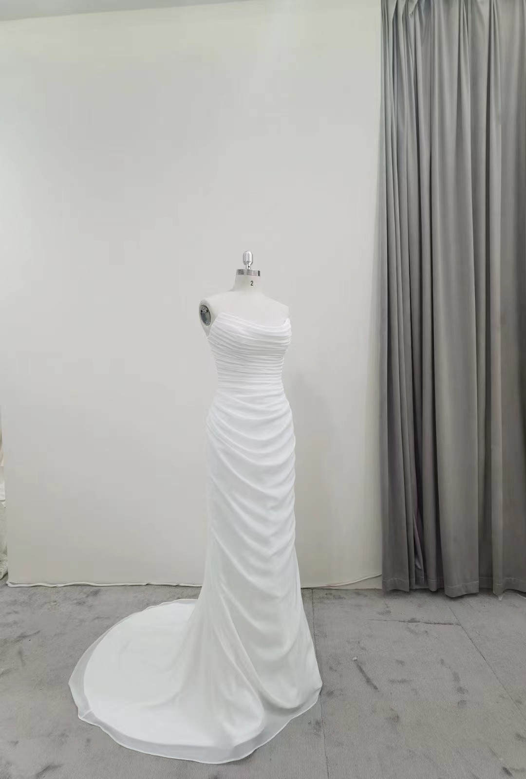 ウェディングドレス ベアトップ キャミソール デザイン感 スレンダーライン セクシー 二次会