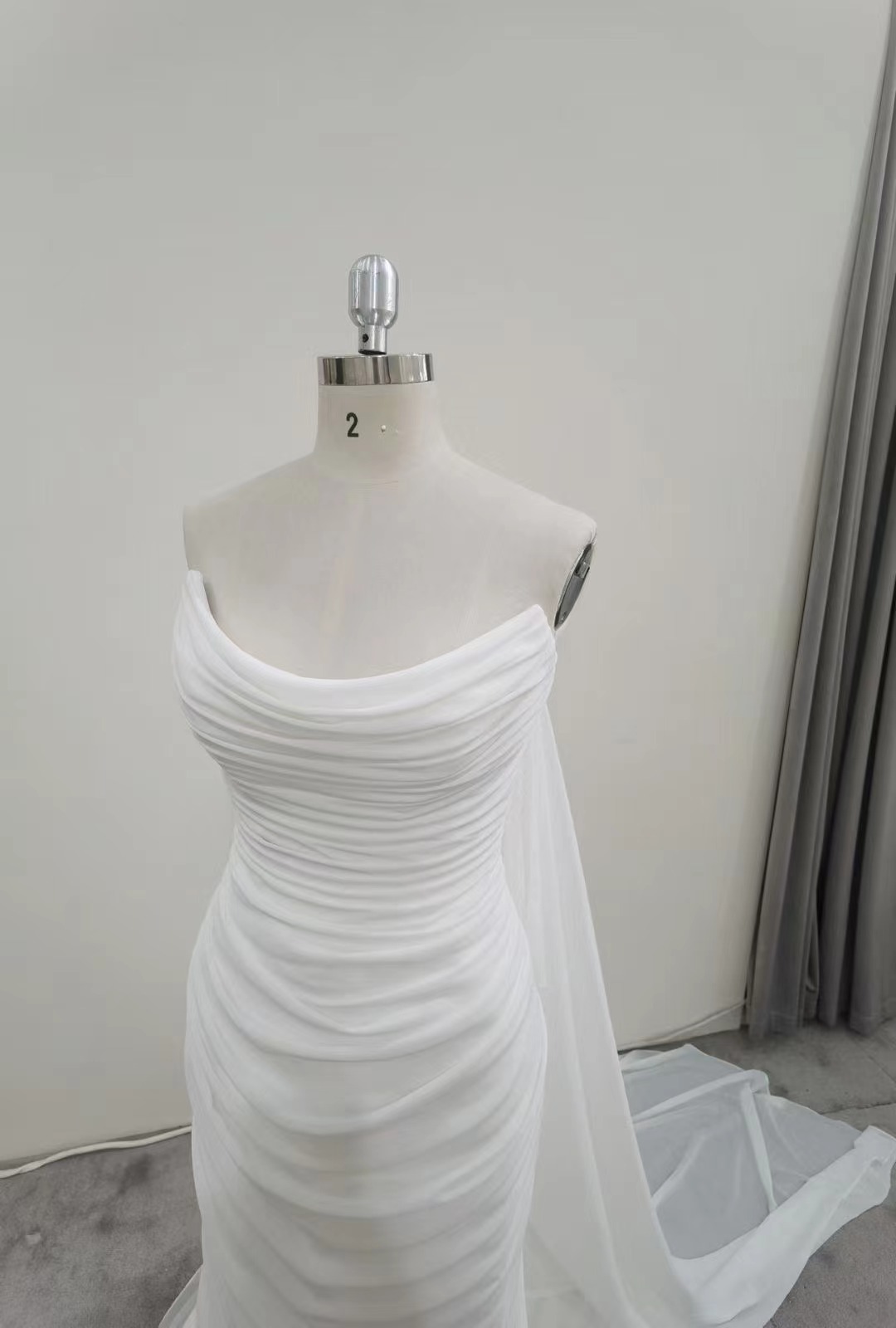 ウェディングドレス ベアトップ キャミソール デザイン感 スレンダーライン セクシー 二次会