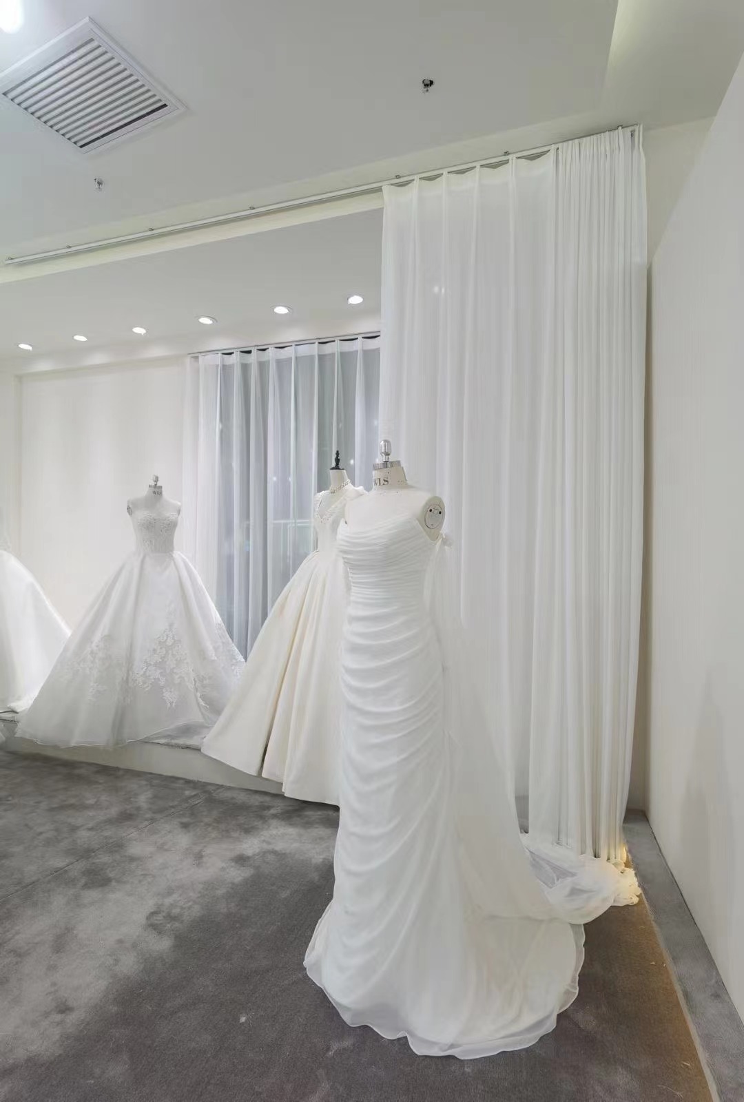 ウェディングドレス ベアトップ キャミソール デザイン感 スレンダーライン セクシー 二次会