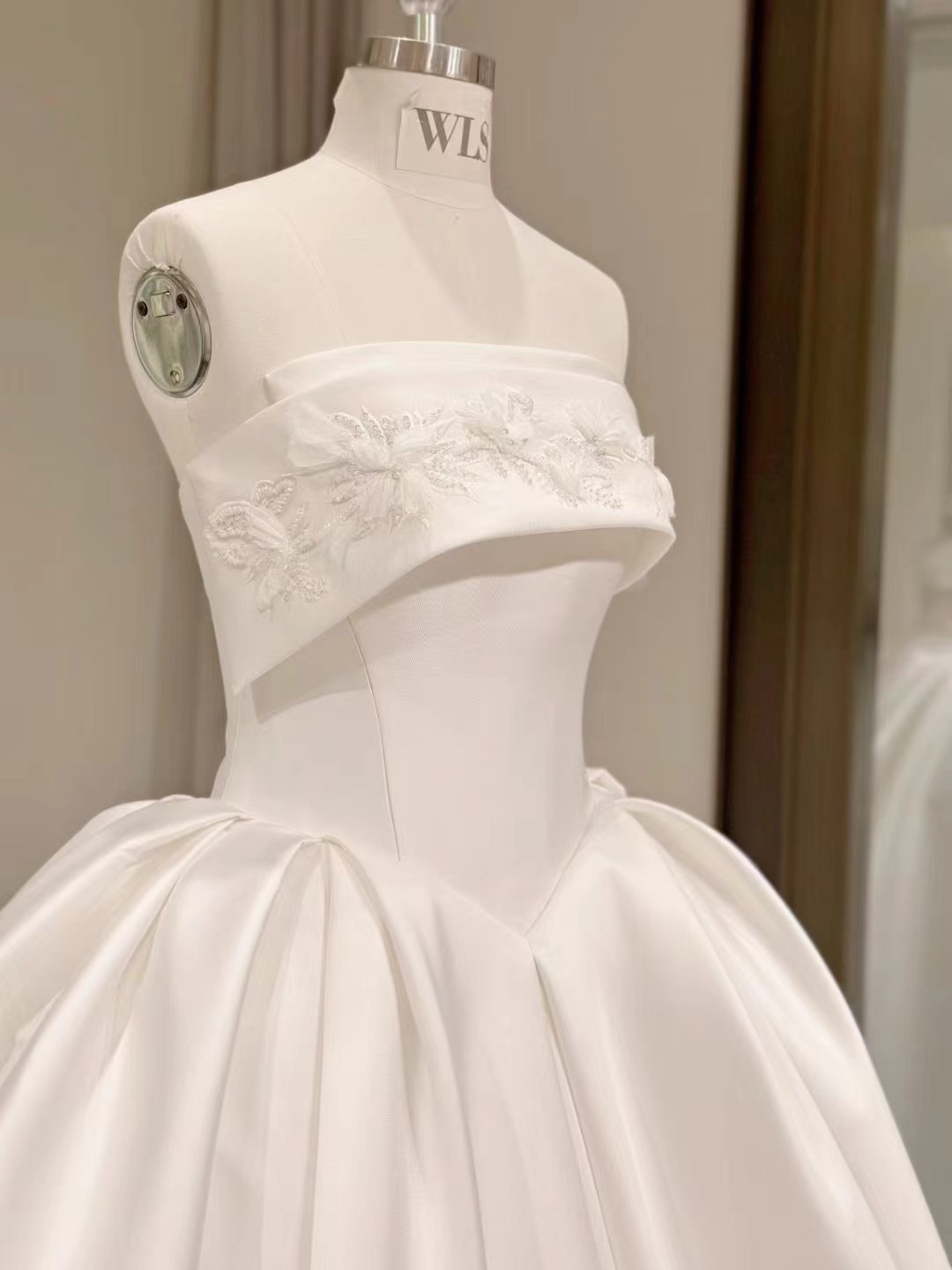 ウェディングドレス ベアトップ 光沢サテン 繊細レース プリンセスライン 結婚式/披露宴