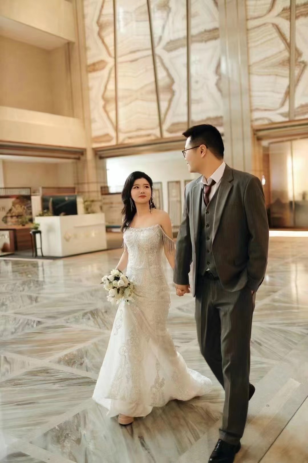 美品！ウェディングドレス オフショルダー ラメドレス スレンダーライン 結婚式