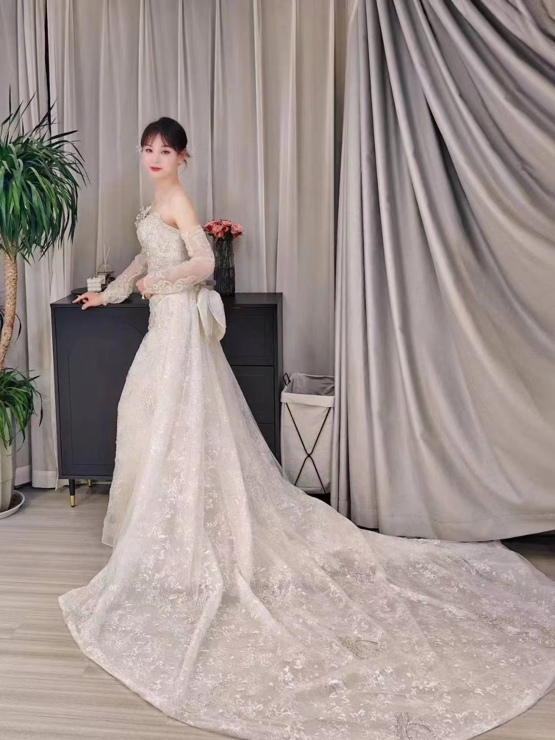 ウェディングドレス ベアトップ キラキラ光る刺繍 華やかなトレーン 結婚式