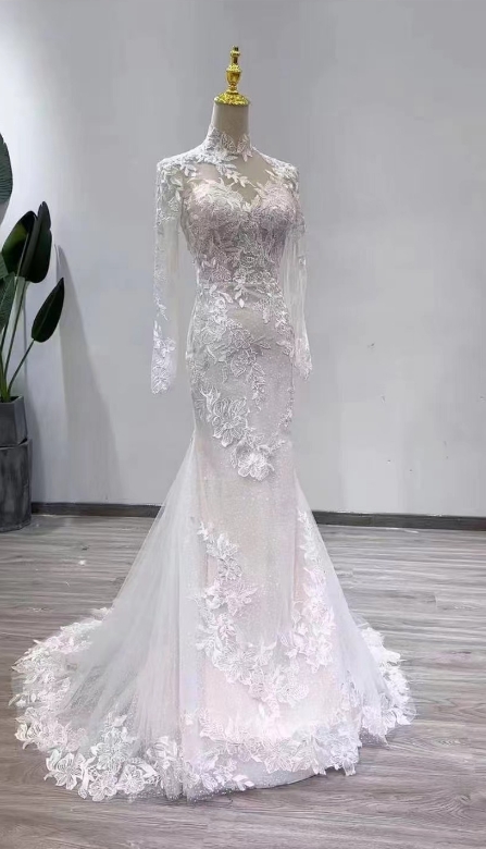 サテンレースマーメイドウェディングドレス結婚式 マーメイドライン サテン ボートネック パープル 背中見せ 繊細