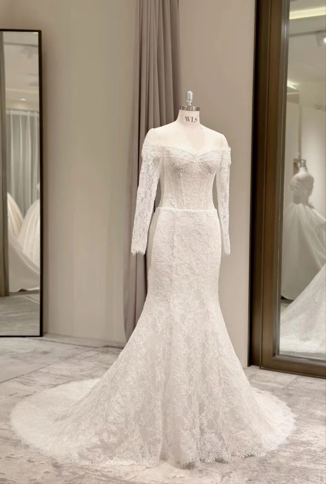ウェディングドレス ロングスリーブ オフショルダー 贅沢な総レース マーメイドライン 結婚式