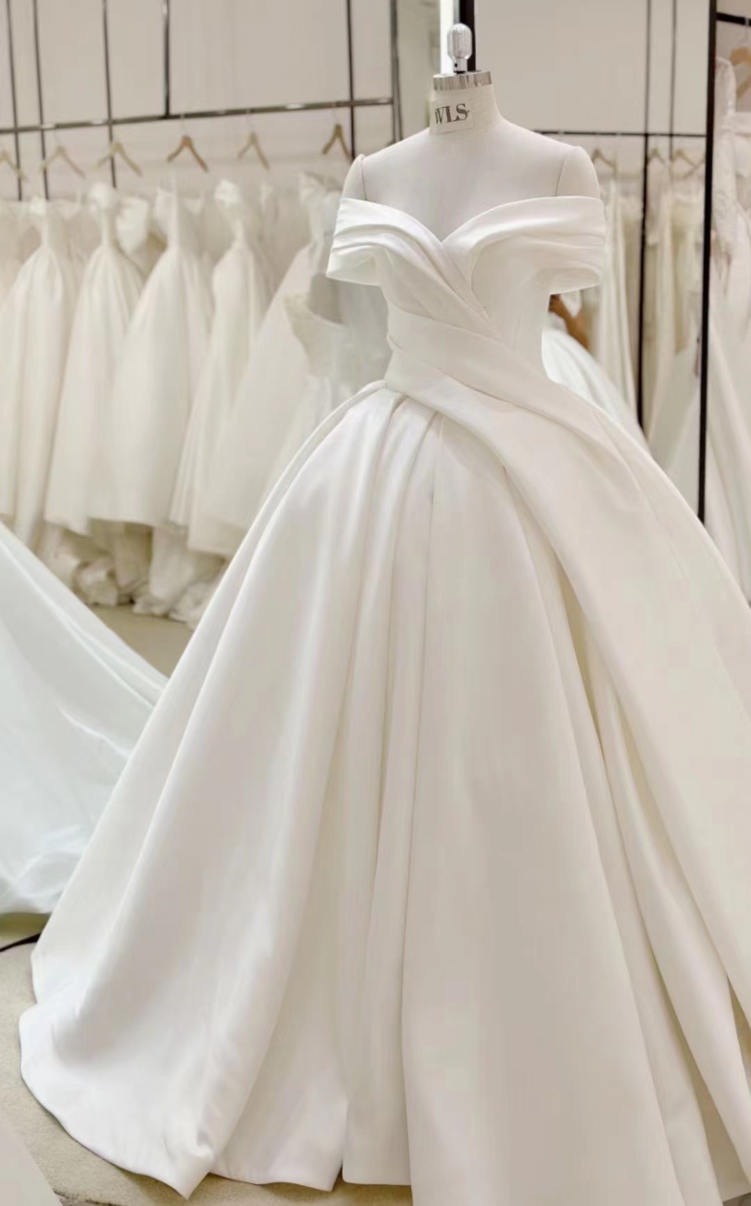  高品質！ウエディングドレス オフショルダー ボリュームドレス プリンセスライン 結婚式/披露宴