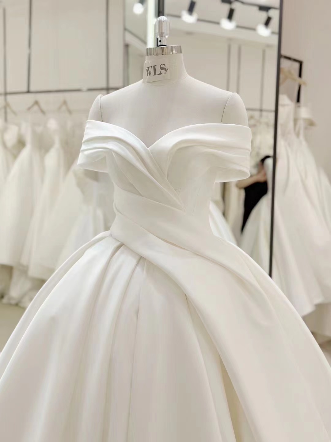  高品質！ウエディングドレス オフショルダー ボリュームドレス プリンセスライン 結婚式/披露宴