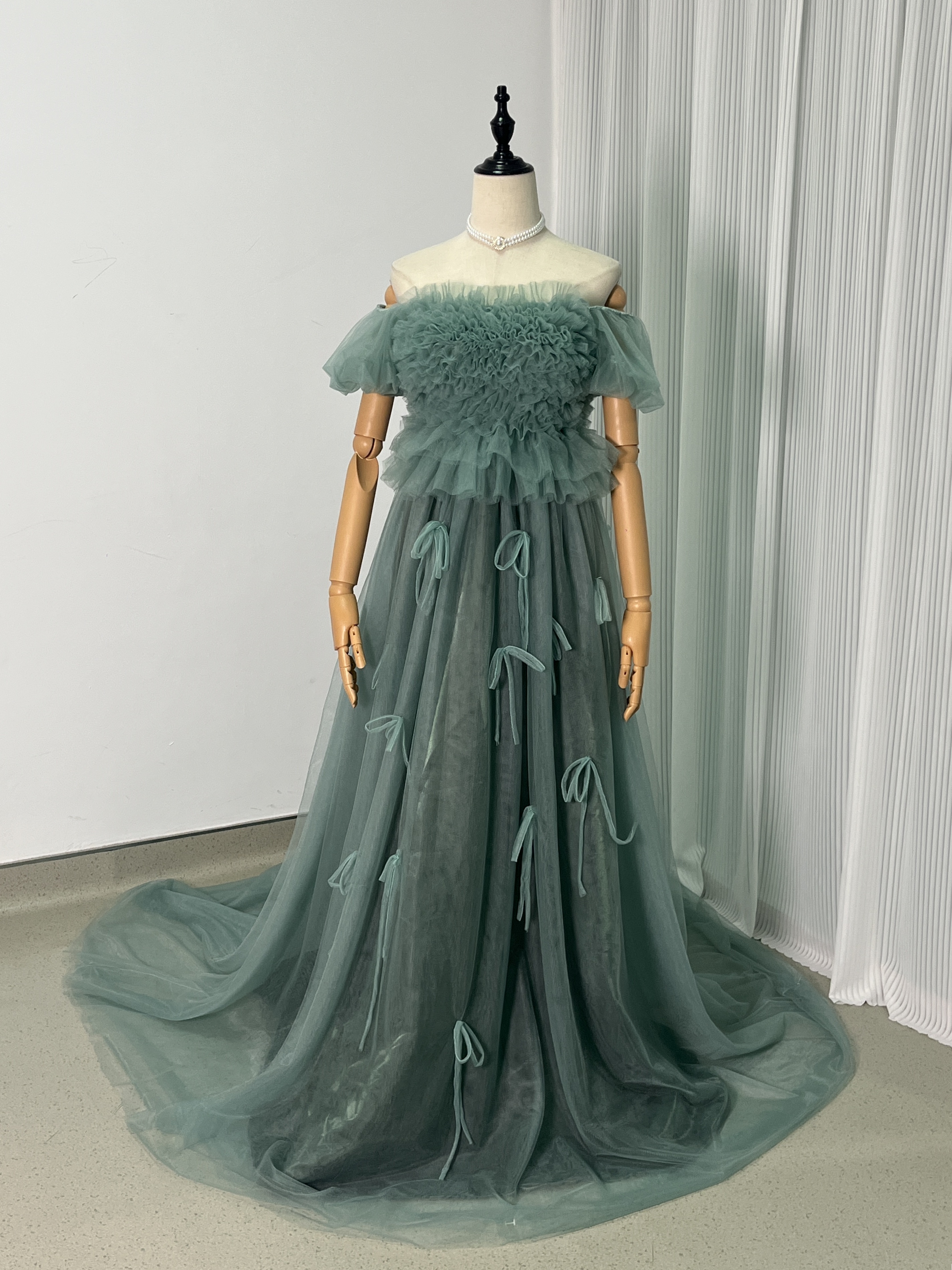 人気上昇！パーティードレス グリーン オフショルダー 胸元フリル ファスナー ロングトレーン 前撮り