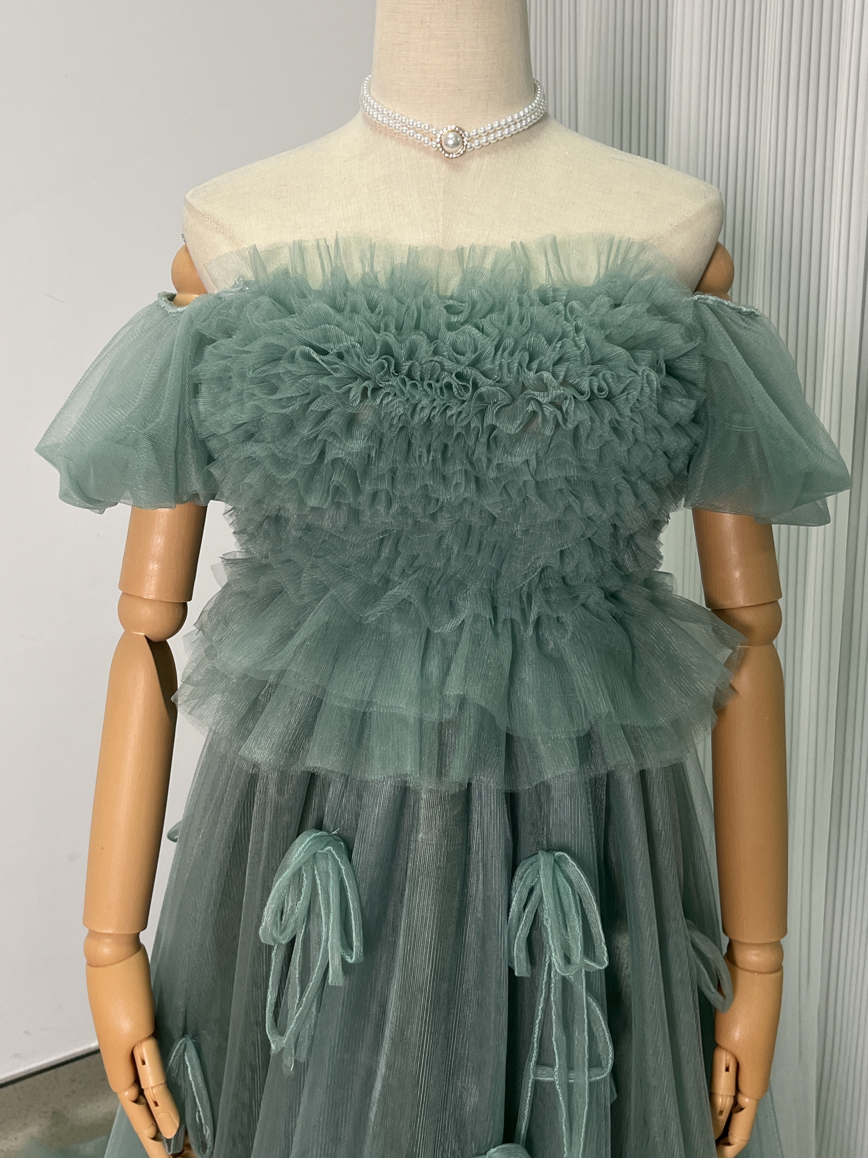 人気上昇！パーティードレス グリーン オフショルダー 胸元フリル ファスナー ロングトレーン 前撮り