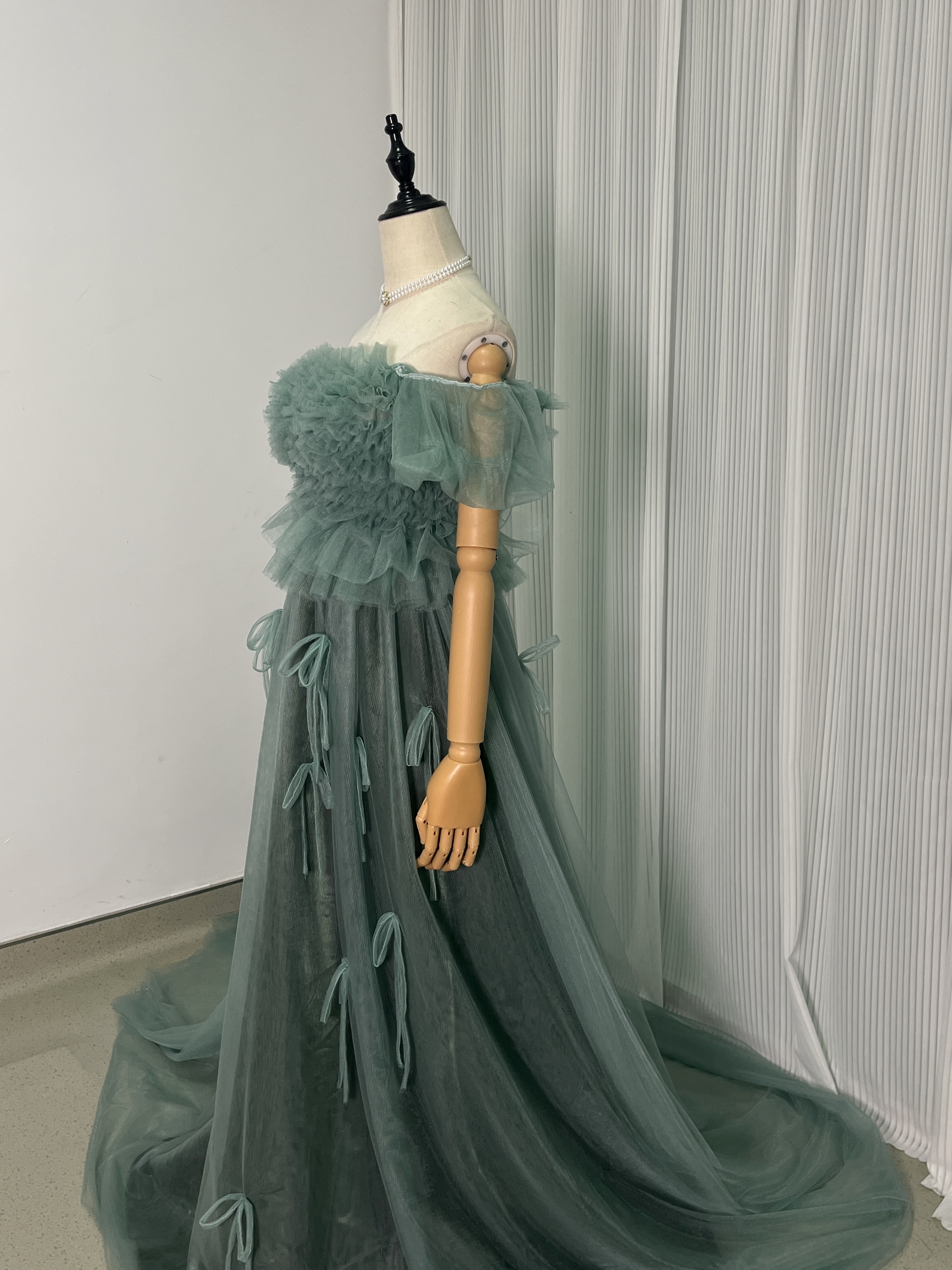 人気上昇！パーティードレス グリーン オフショルダー 胸元フリル ファスナー ロングトレーン 前撮り