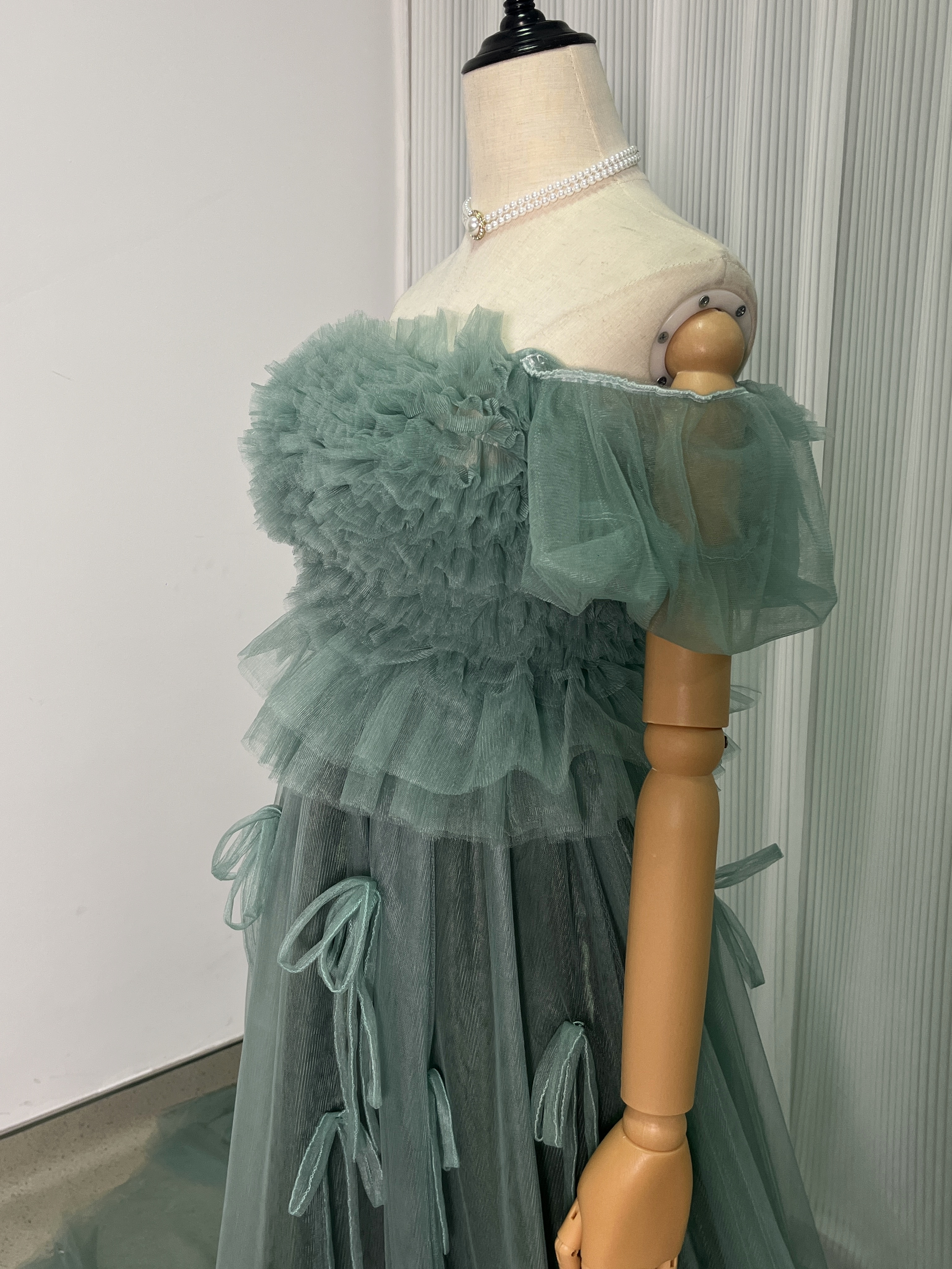 人気上昇！パーティードレス グリーン オフショルダー 胸元フリル ファスナー ロングトレーン 前撮り