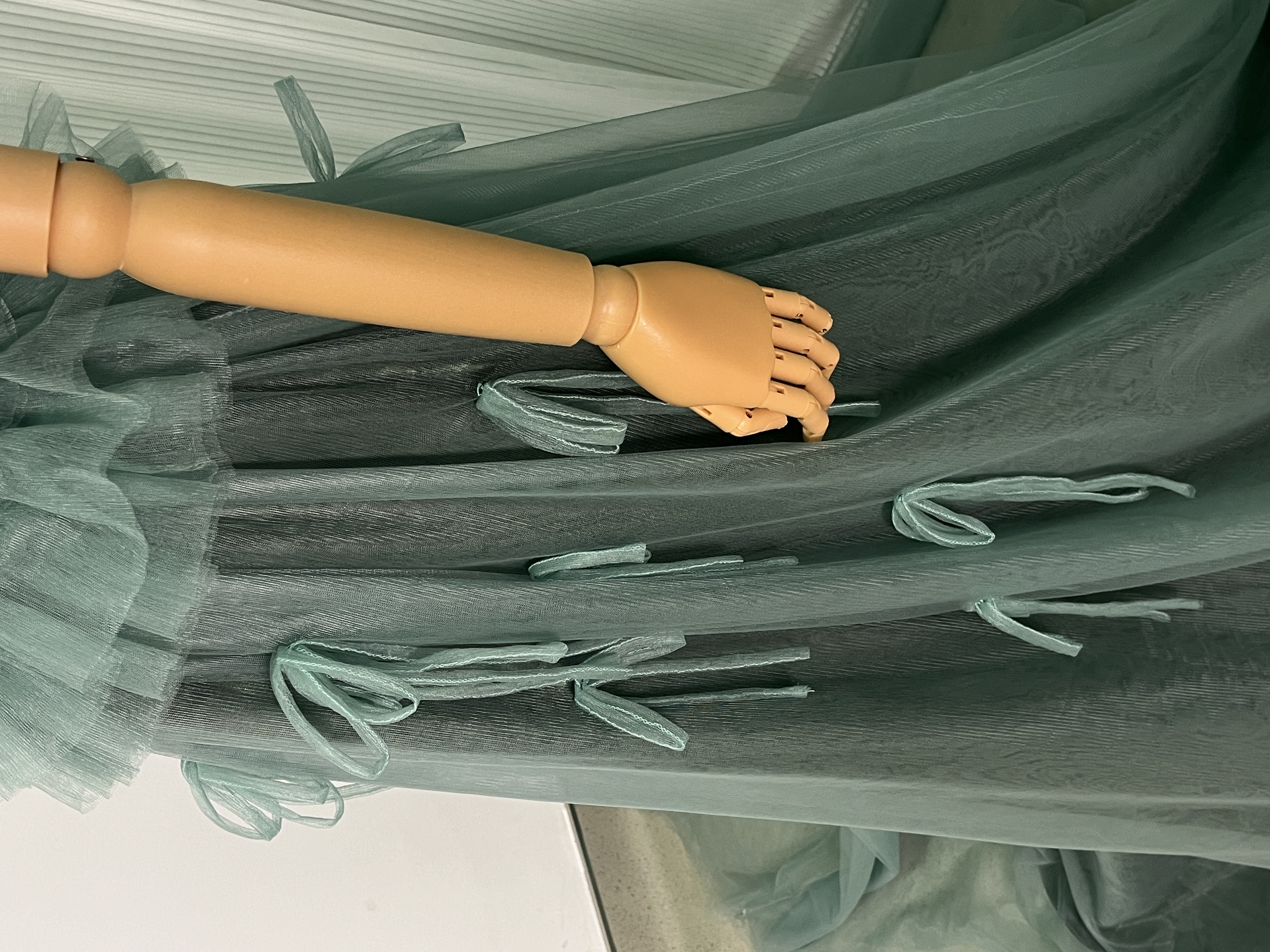 人気上昇！パーティードレス グリーン オフショルダー 胸元フリル ファスナー ロングトレーン 前撮り