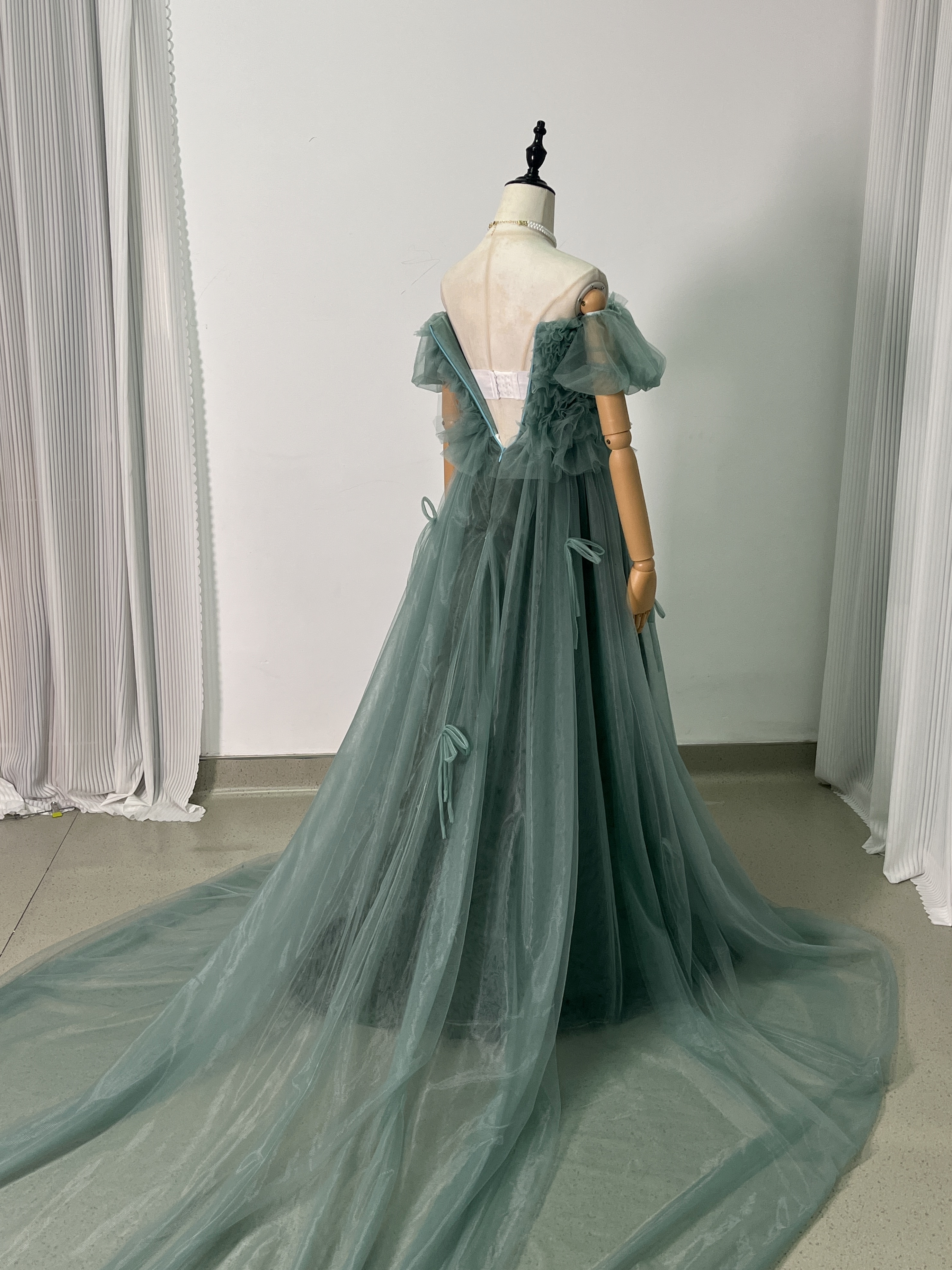 人気上昇！パーティードレス グリーン オフショルダー 胸元フリル ファスナー ロングトレーン 前撮り