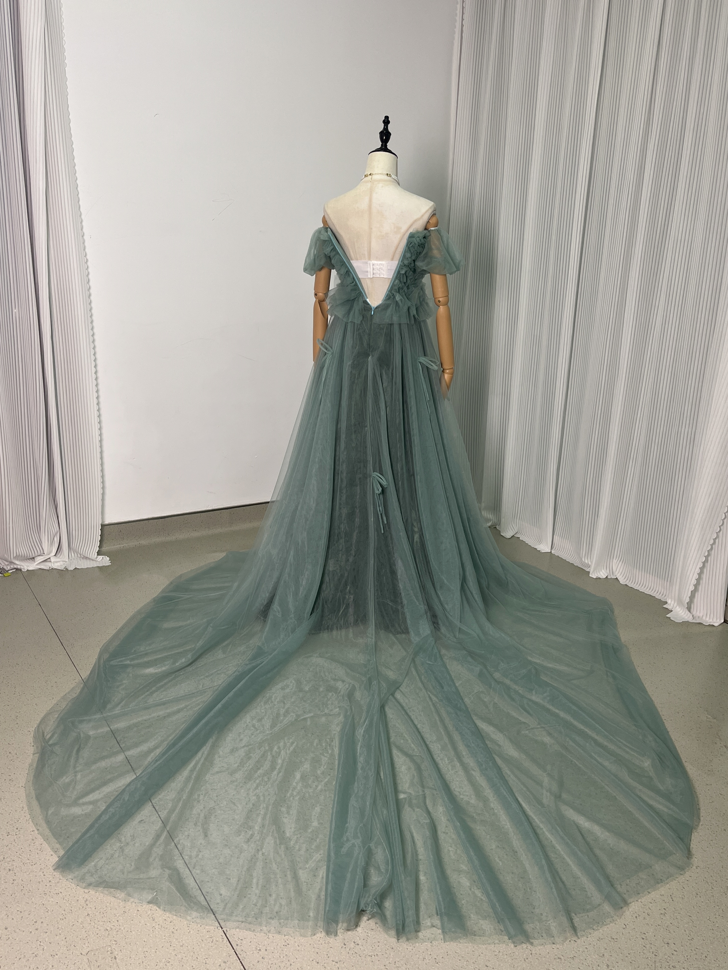 人気上昇！パーティードレス グリーン オフショルダー 胸元フリル ファスナー ロングトレーン 前撮り