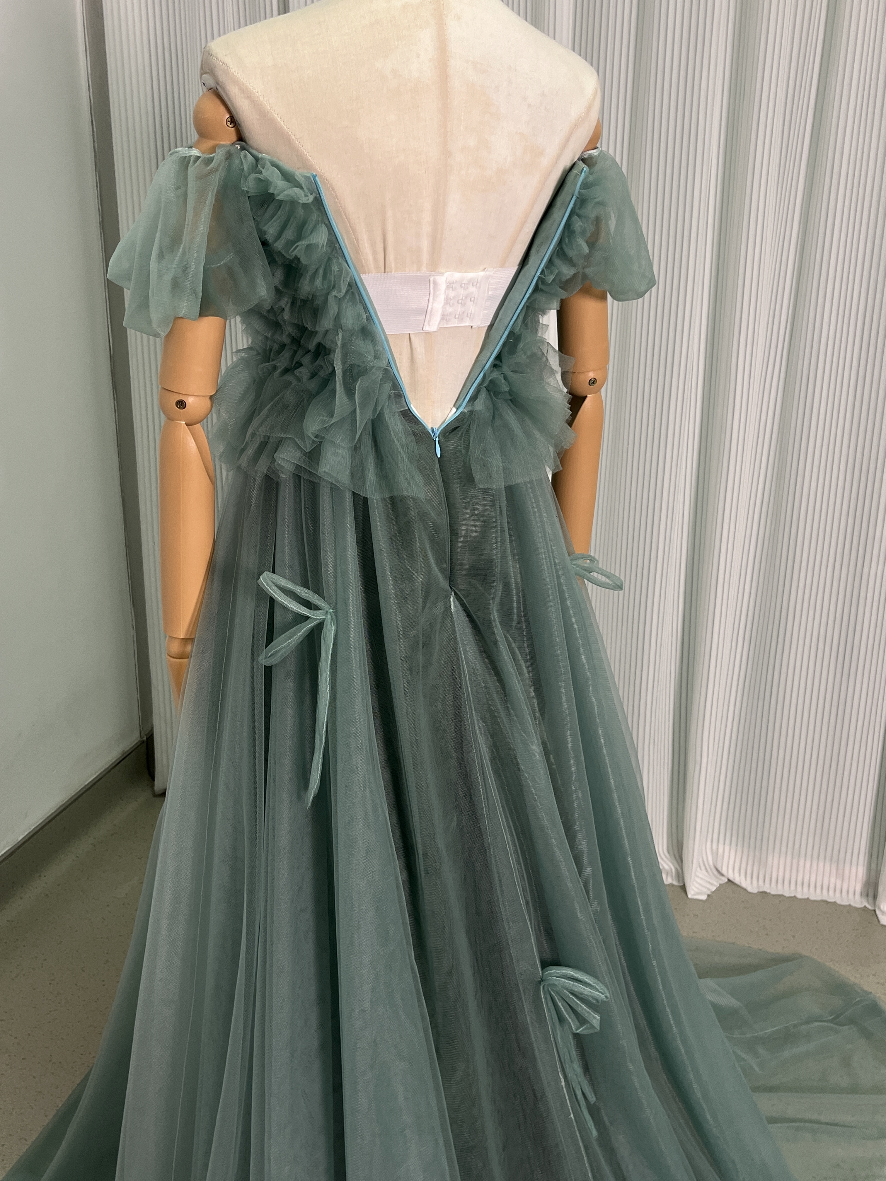 人気上昇！パーティードレス グリーン オフショルダー 胸元フリル ファスナー ロングトレーン 前撮り