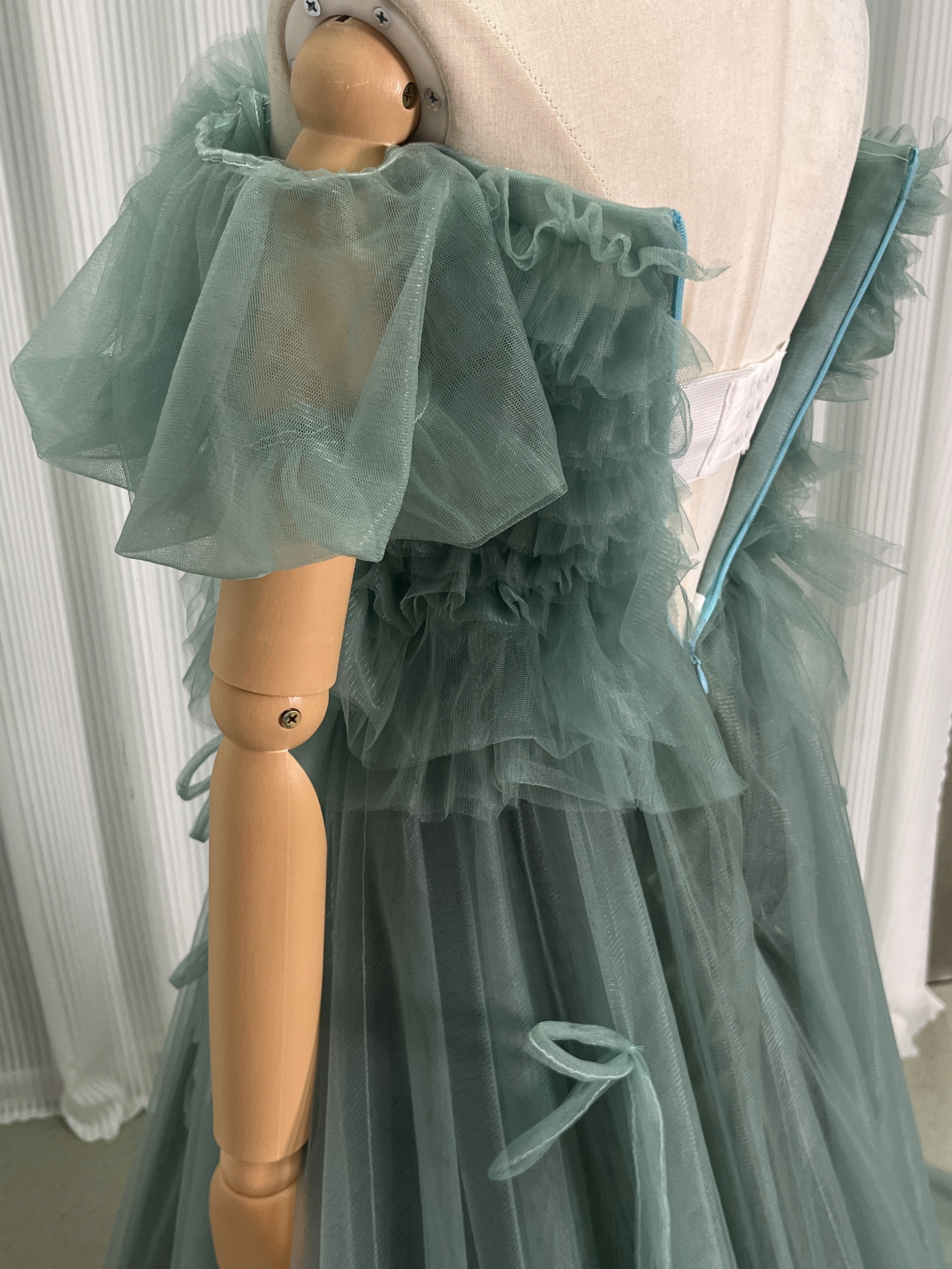 人気上昇！パーティードレス グリーン オフショルダー 胸元フリル ファスナー ロングトレーン 前撮り