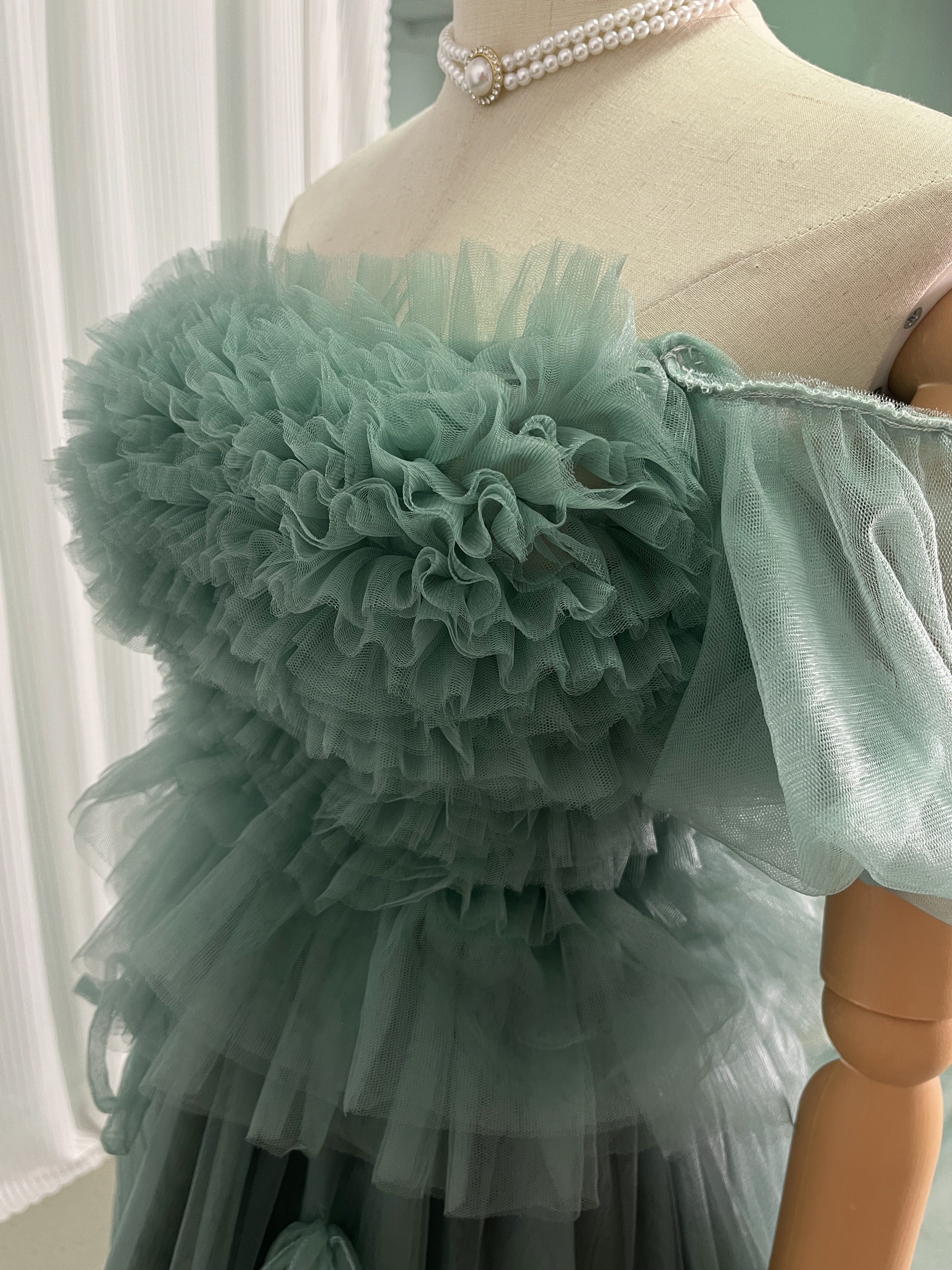 人気上昇！パーティードレス グリーン オフショルダー 胸元フリル ファスナー ロングトレーン 前撮り