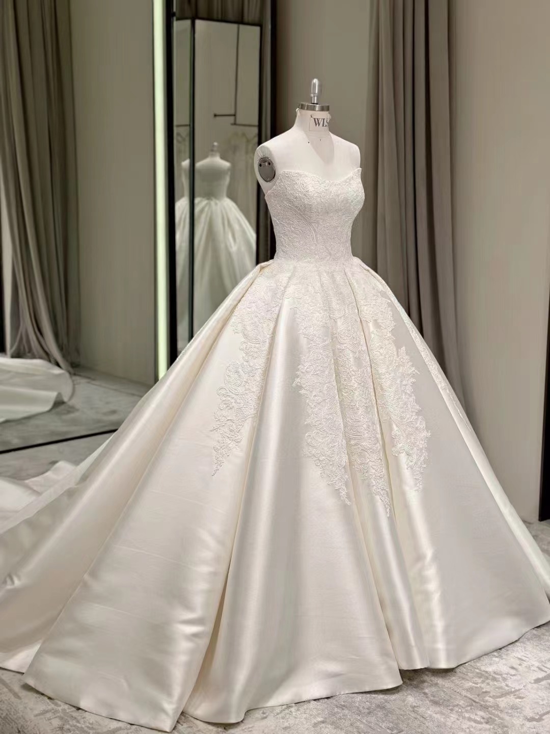 ウエディングドレス ベアトップ 上品レース プリンセスライン 光沢サテン 結婚式/披露宴
