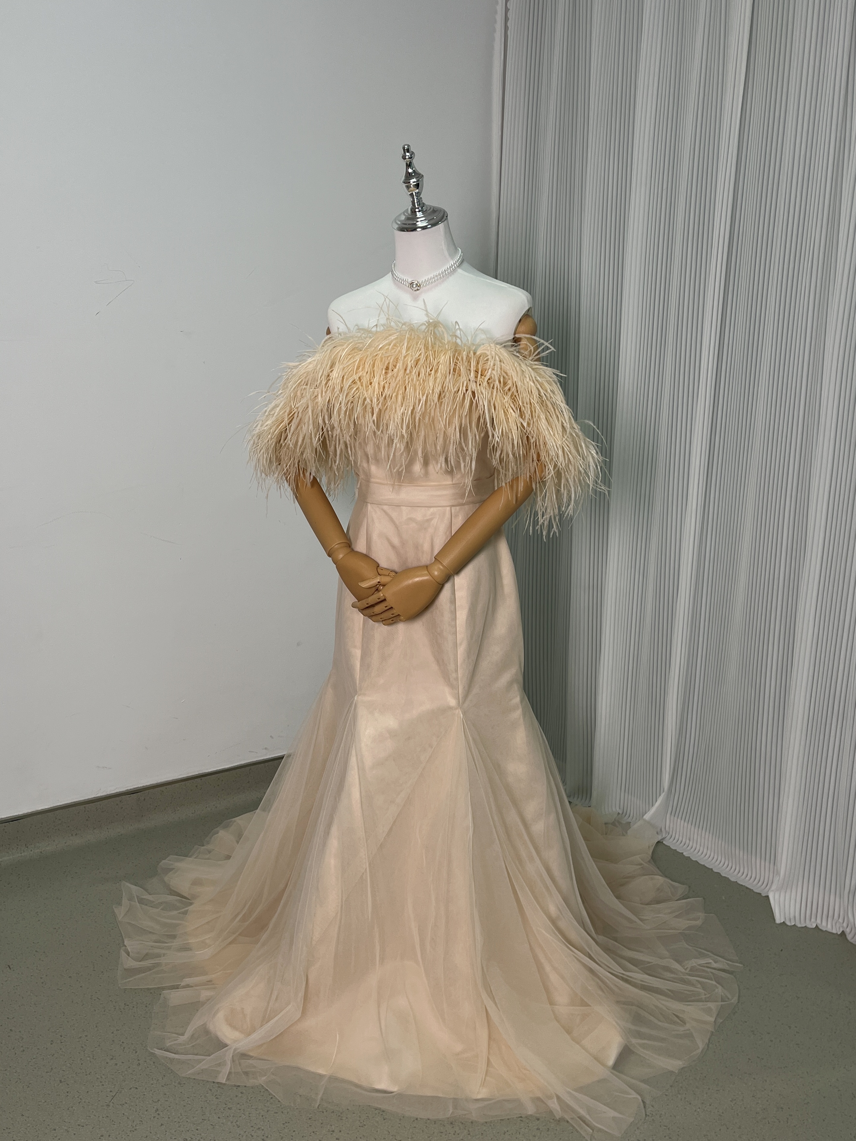 パーティードレス 薄ピンク フェザー ベアトップ スレンダーライン 華やかなトレーン 前撮り