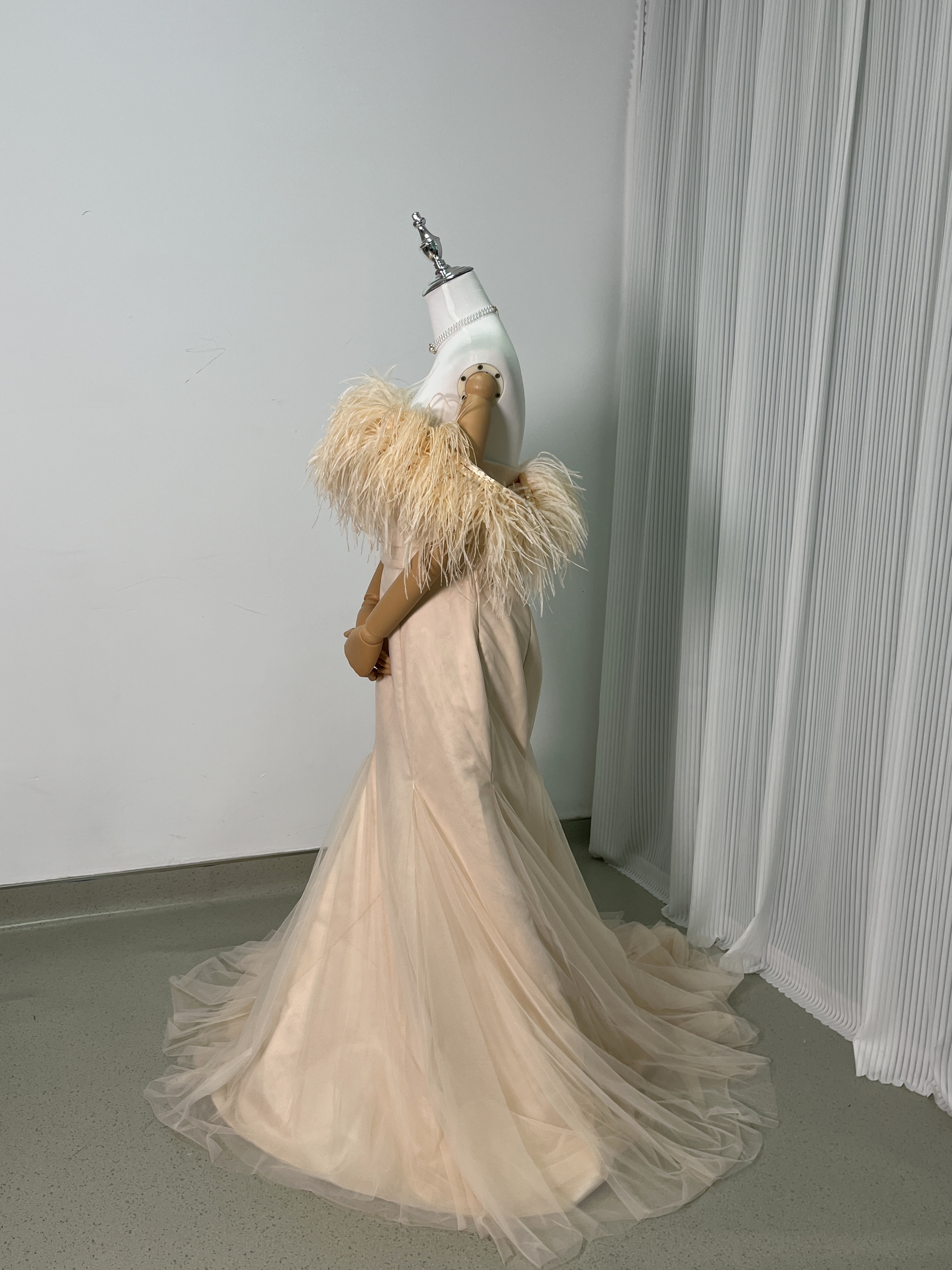 パーティードレス 薄ピンク フェザー ベアトップ スレンダーライン 華やかなトレーン 前撮り