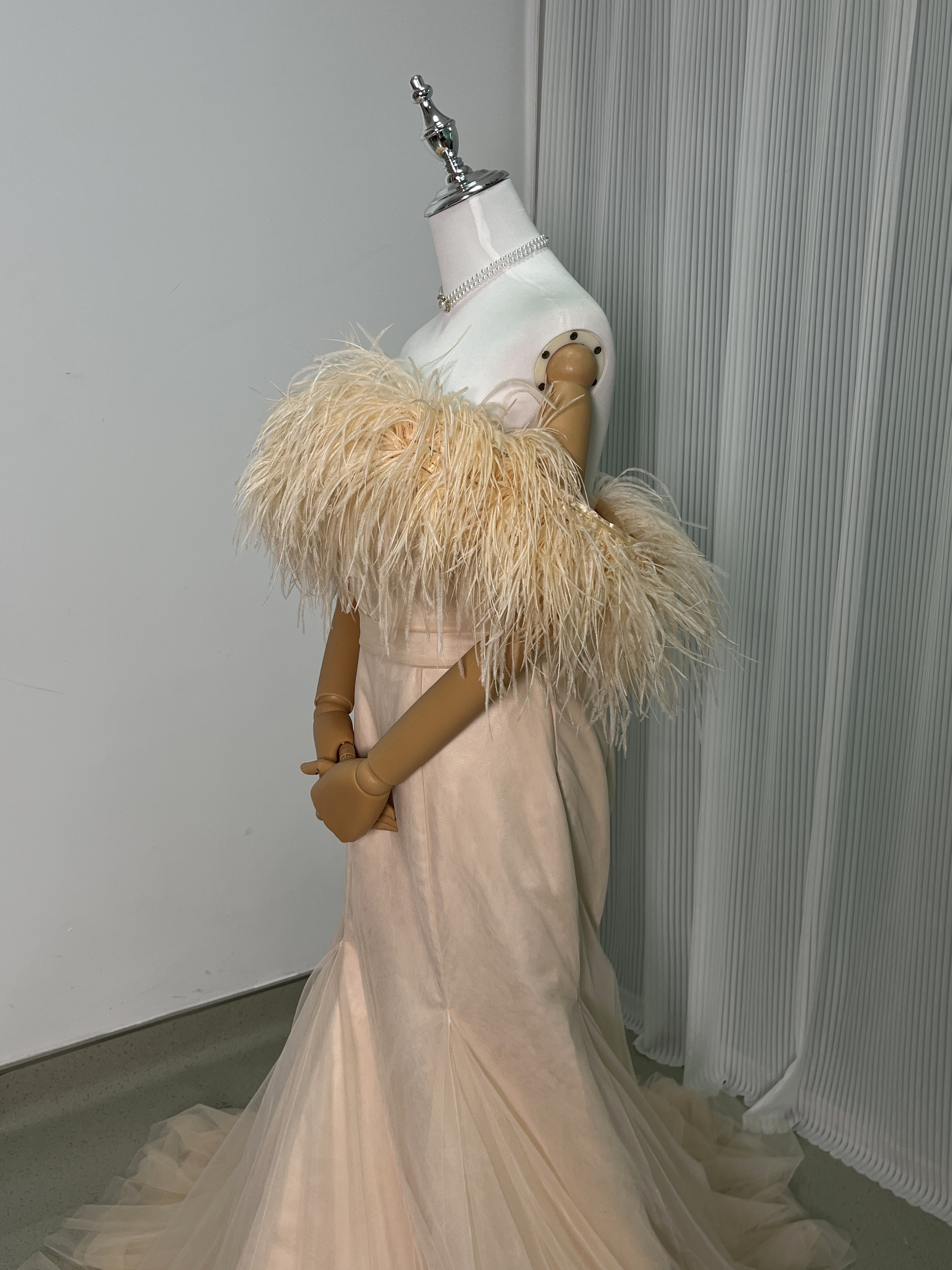 パーティードレス 薄ピンク フェザー ベアトップ スレンダーライン 華やかなトレーン 前撮り