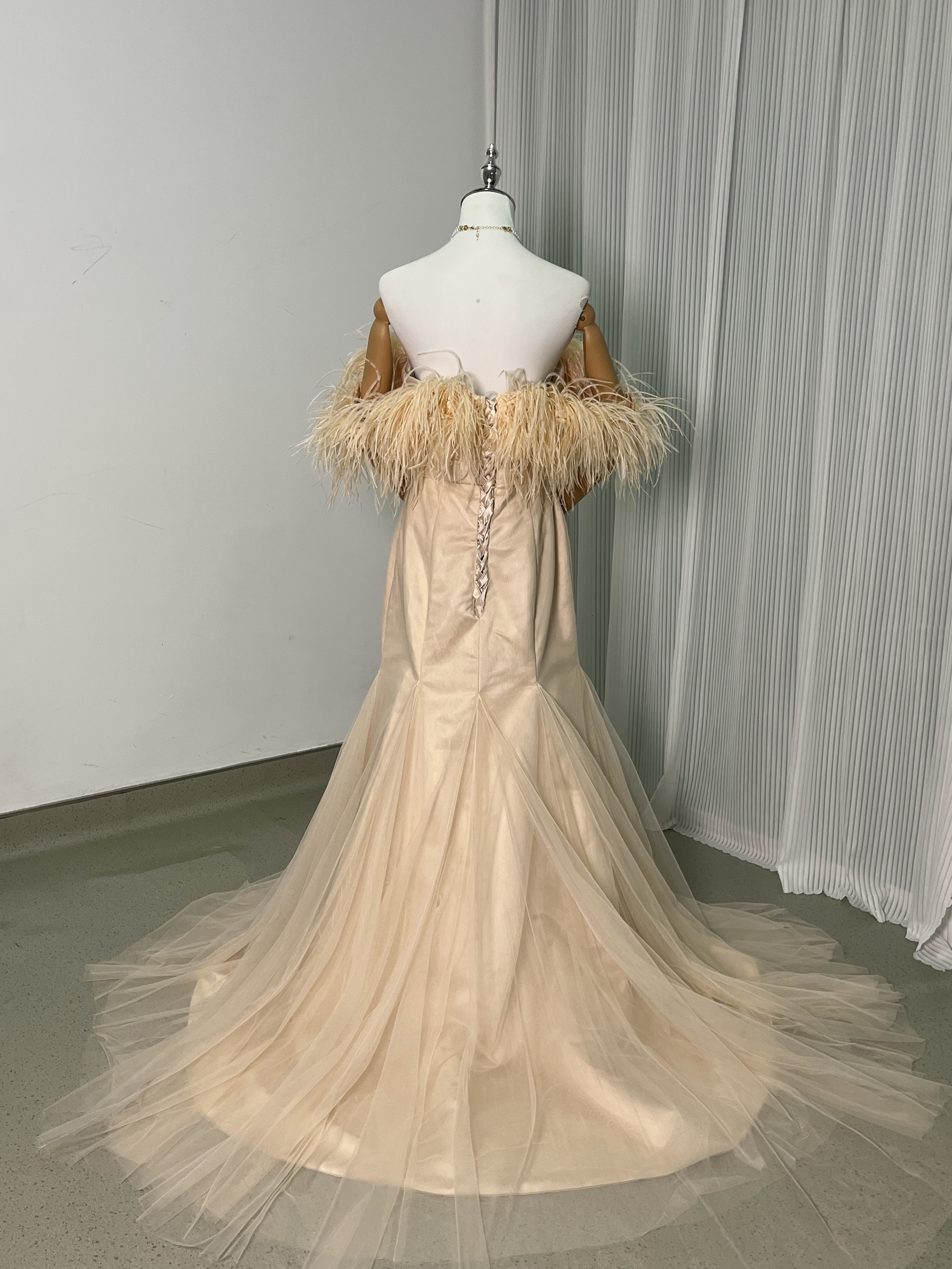 パーティードレス 薄ピンク フェザー ベアトップ スレンダーライン 華やかなトレーン 前撮り