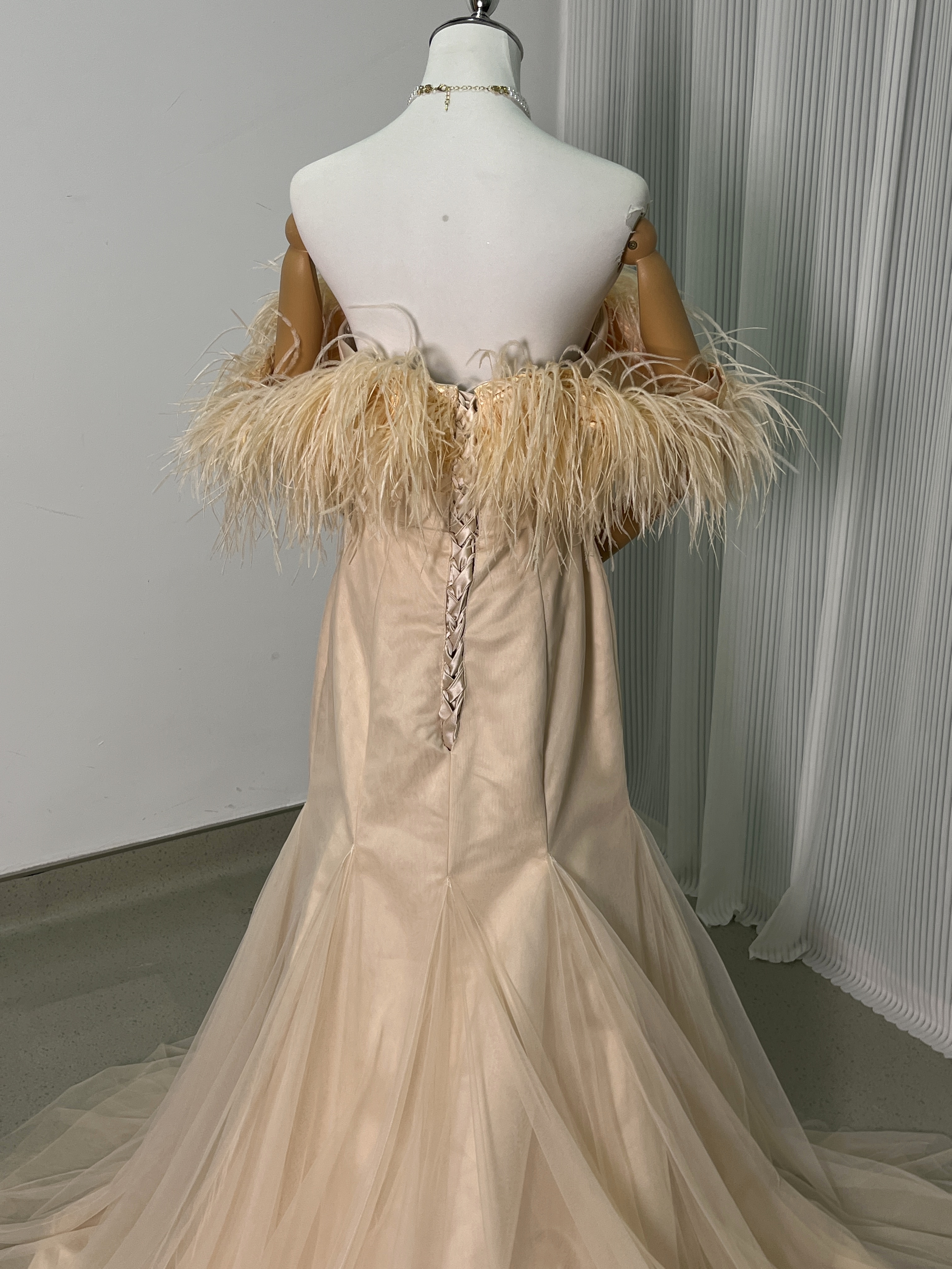 パーティードレス 薄ピンク フェザー ベアトップ スレンダーライン 華やかなトレーン 前撮り