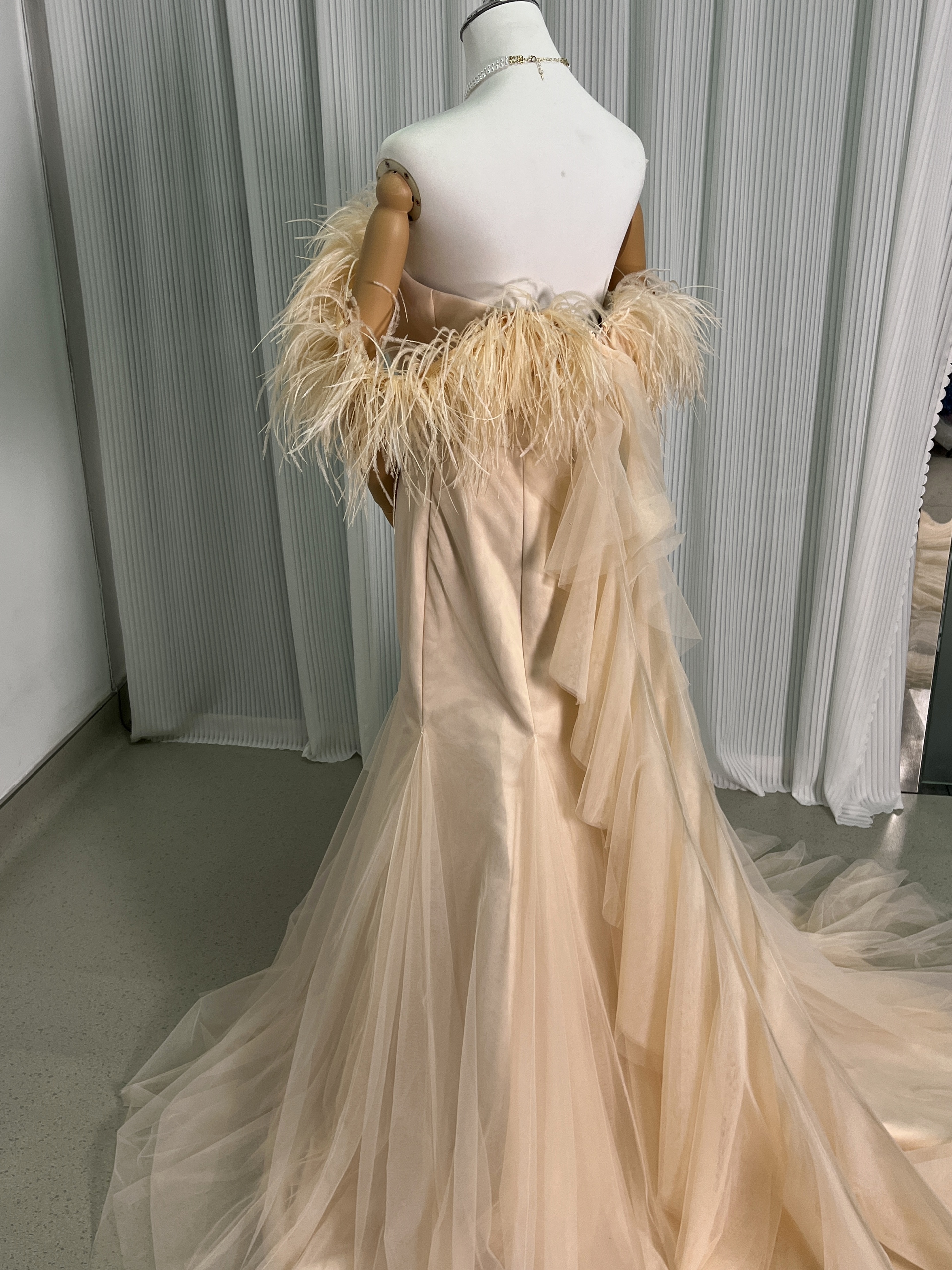 パーティードレス 薄ピンク フェザー ベアトップ スレンダーライン 華やかなトレーン 前撮り