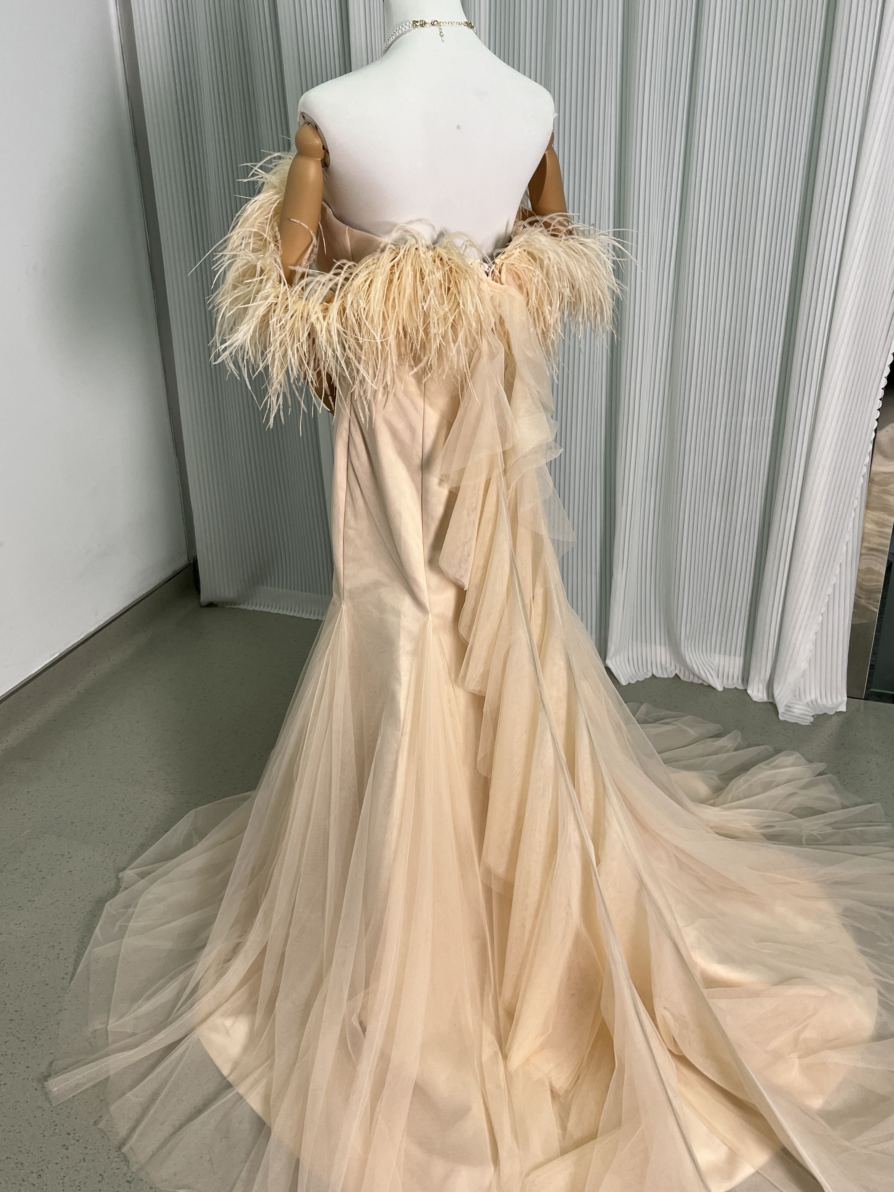 パーティードレス 薄ピンク フェザー ベアトップ スレンダーライン 華やかなトレーン 前撮り