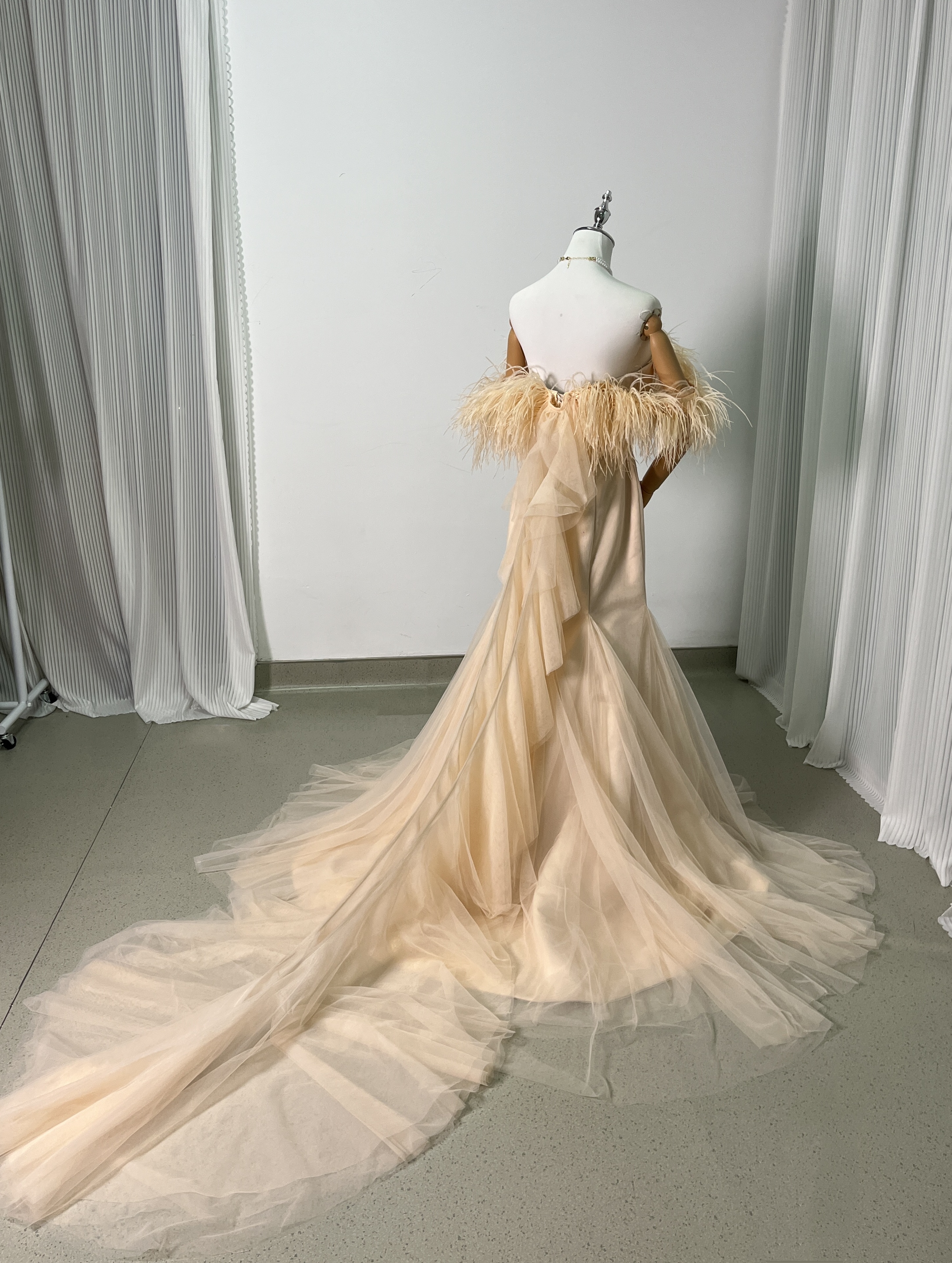 パーティードレス 薄ピンク フェザー ベアトップ スレンダーライン 華やかなトレーン 前撮り