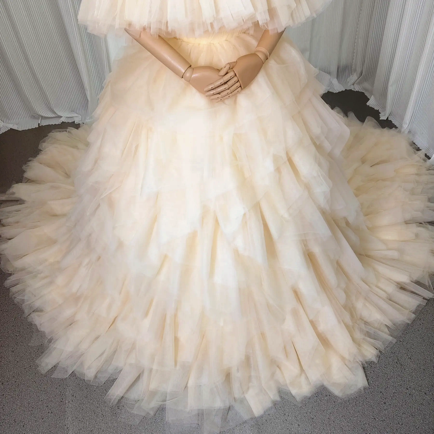 豪華！カラードレス シャンパン色 オフショルダー 柔らかく重ねたチュールスカート ボリュームドレス 花嫁