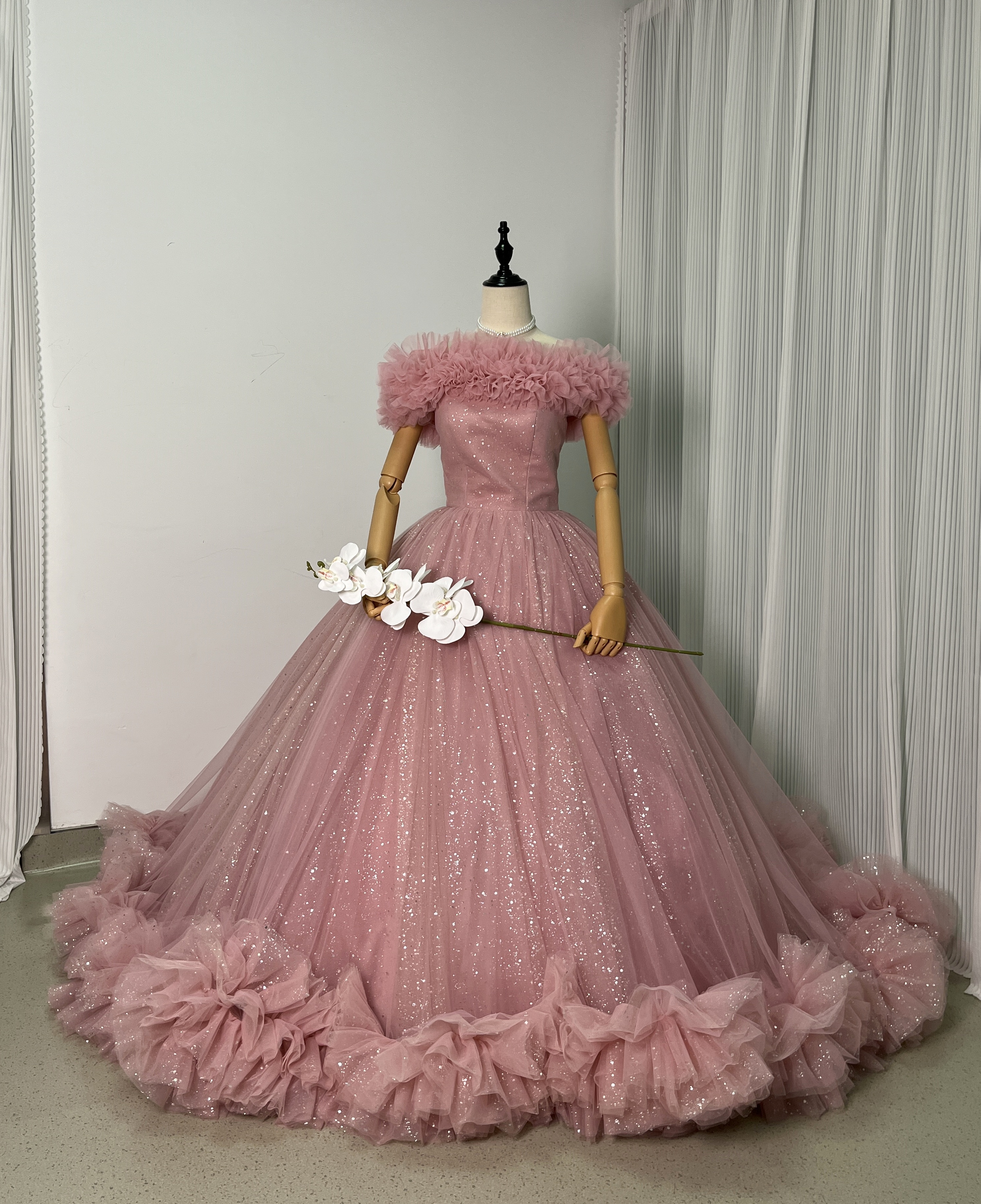 憧れのドレス ピンク カラードレス オフショルダー キラキラチュール ラッフルフリル 編み上げ 花嫁/前撮り