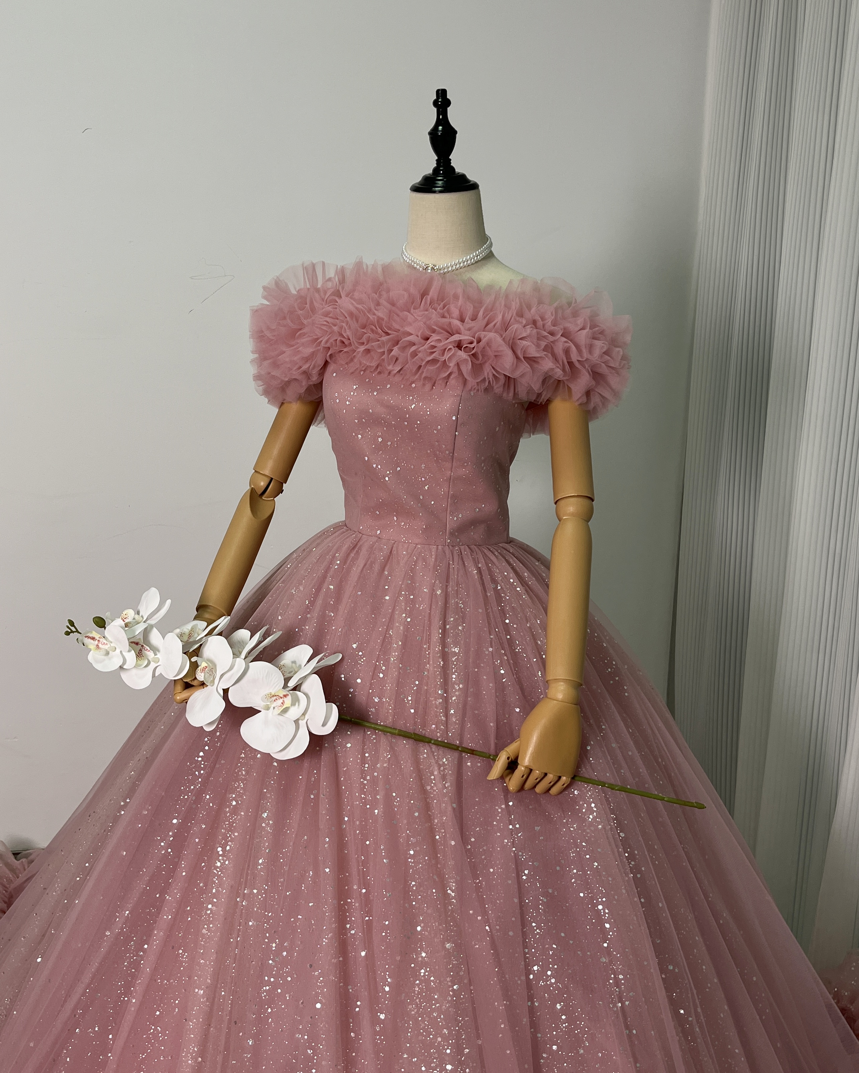 憧れのドレス ピンク カラードレス オフショルダー キラキラチュール ラッフルフリル 編み上げ 花嫁/前撮り